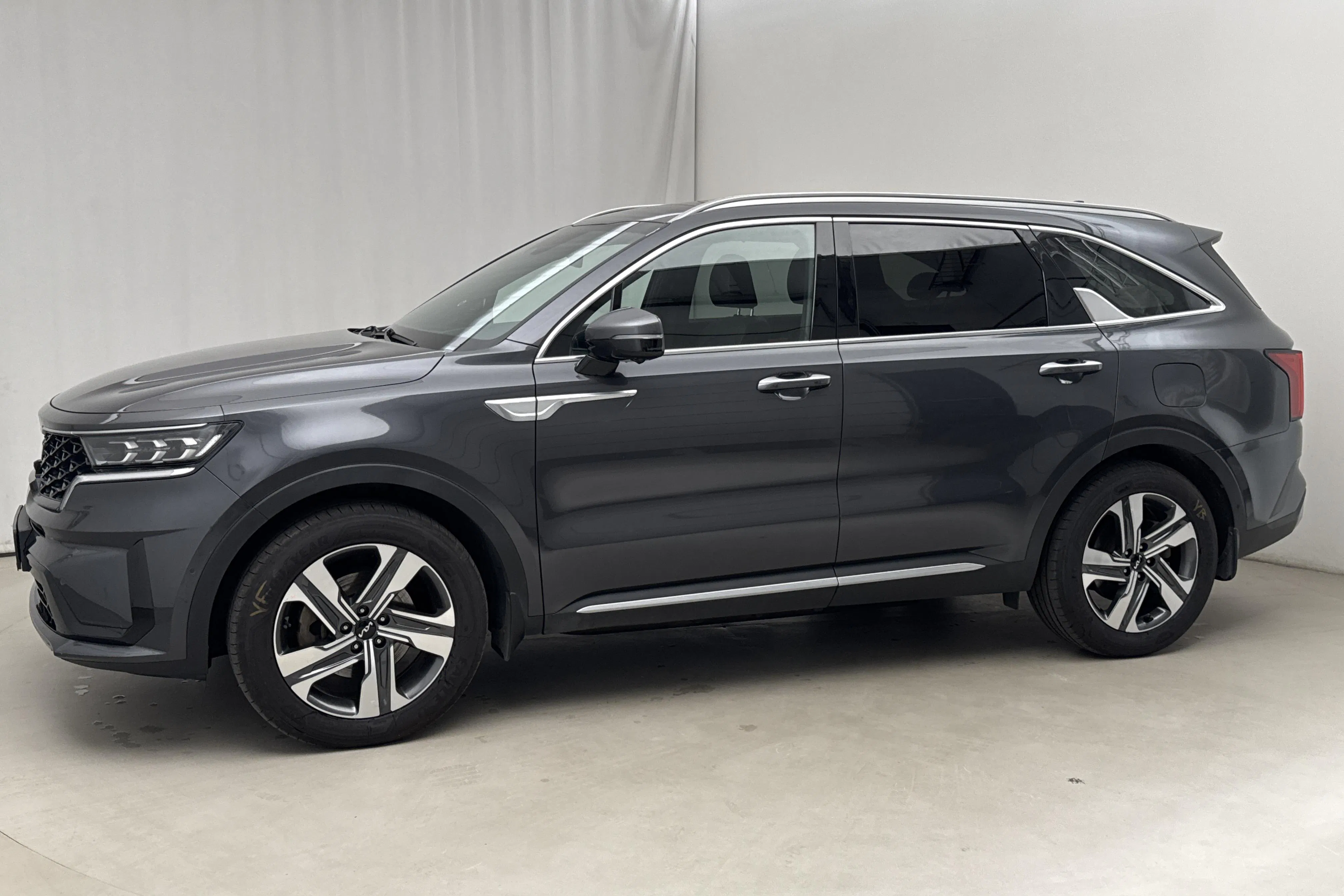 Presentationsfoto 2 av 22: KIA Sorento 1.6 T-GDi Plug-in Hybrid AWD (265hk) - 16 518 mil - Automat - grå - 2022
