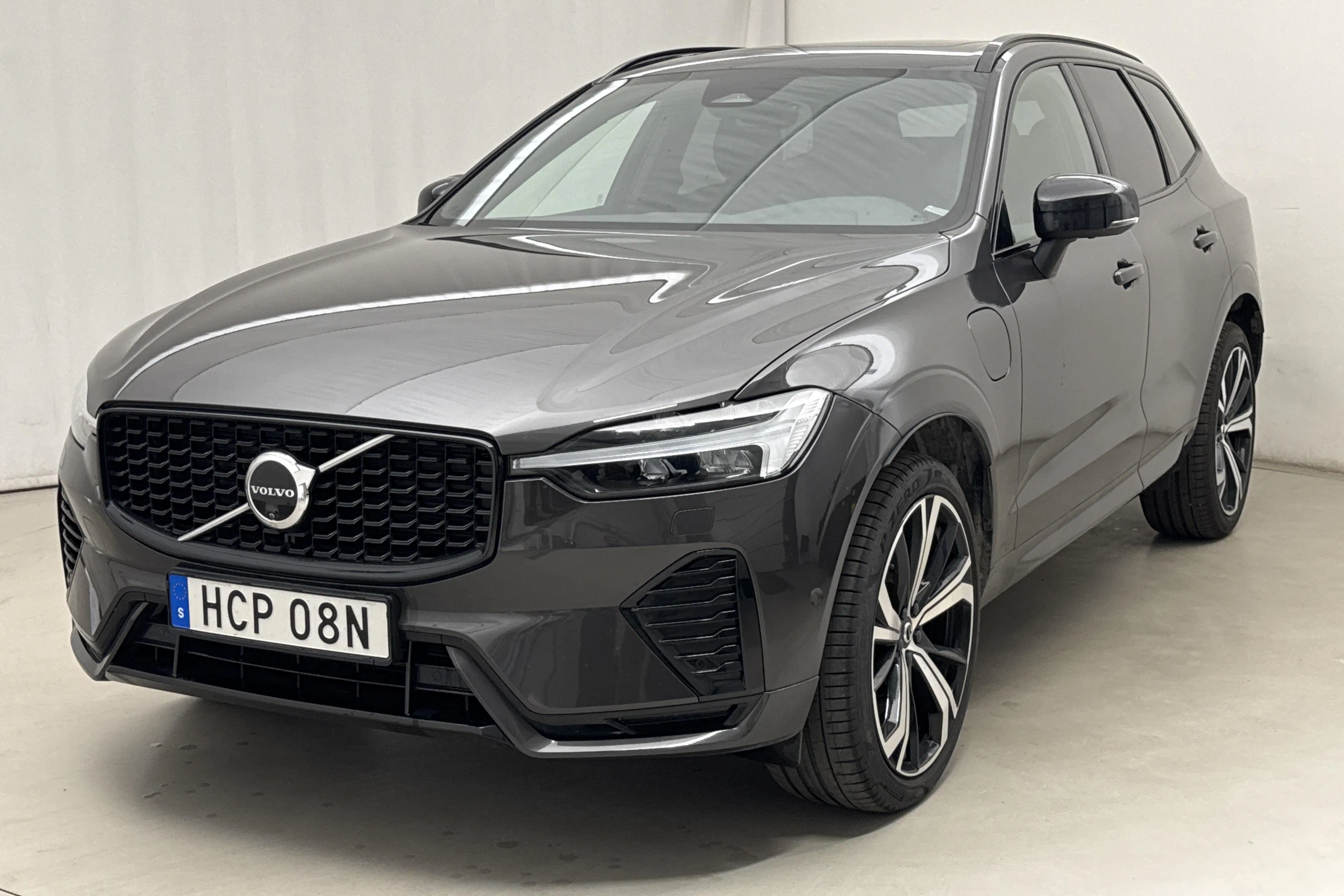 Presentation photo 1 of 28: Volvo XC60 T6 AWD Recharge (350hk) - 32 130 km - Automatic - gray - 2025