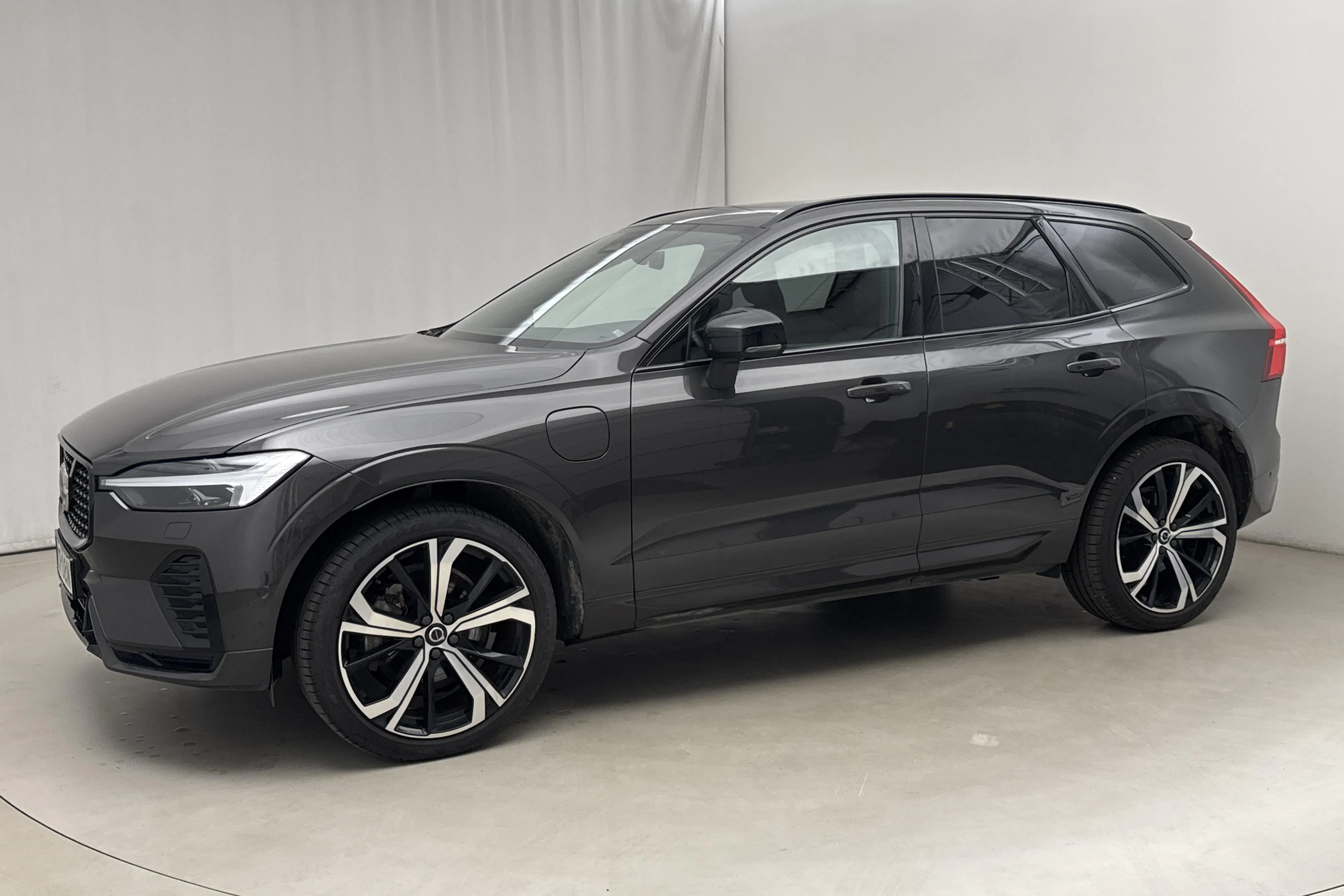 Presentation photo 2 of 28: Volvo XC60 T6 AWD Recharge (350hk) - 32 130 km - Automatic - gray - 2025