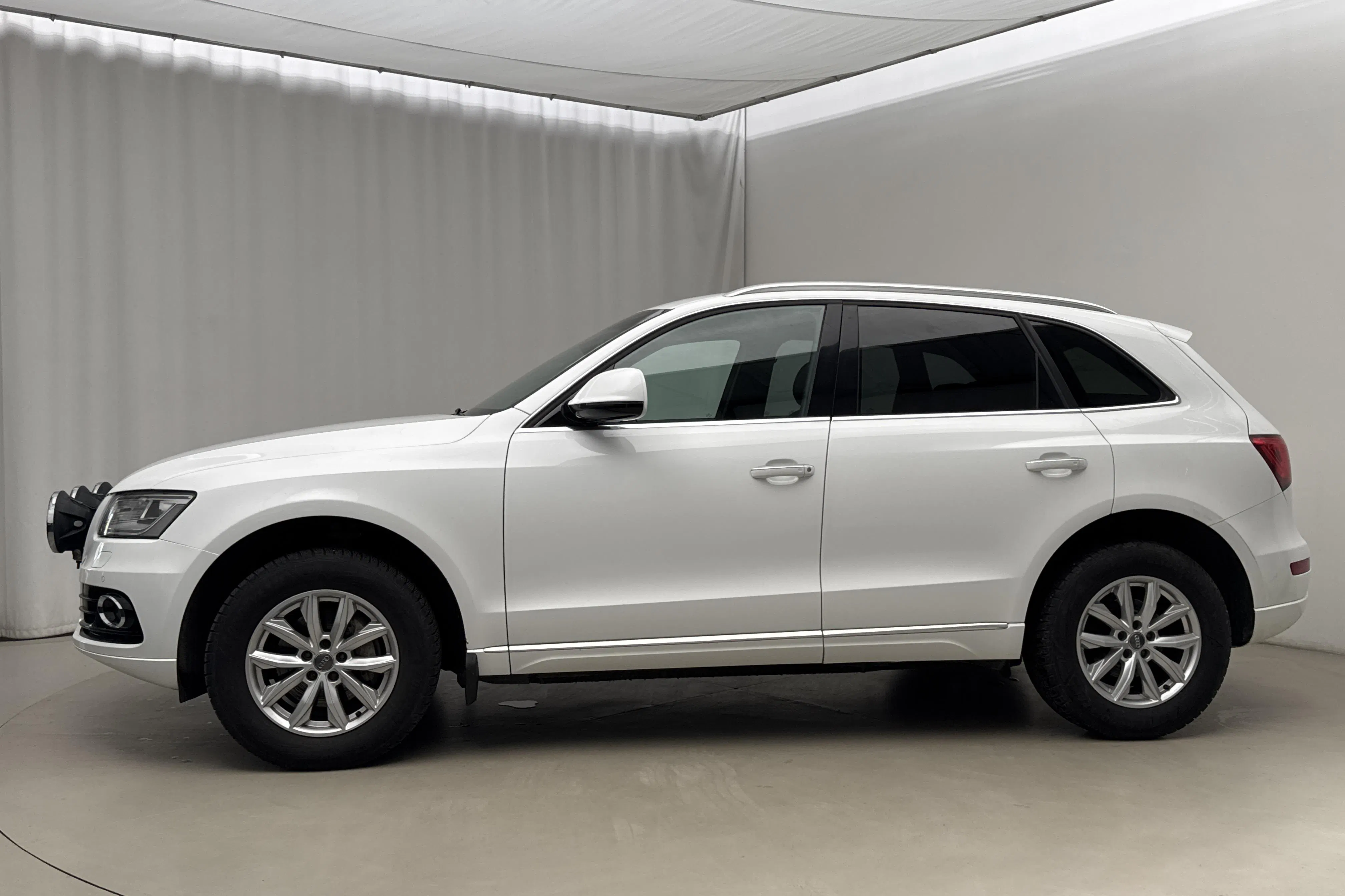 Presentationsfoto 2 av 14: Audi Q5 2.0 TDI clean diesel quattro (190hk) - 15 339 mil - Automat - vit - 2015