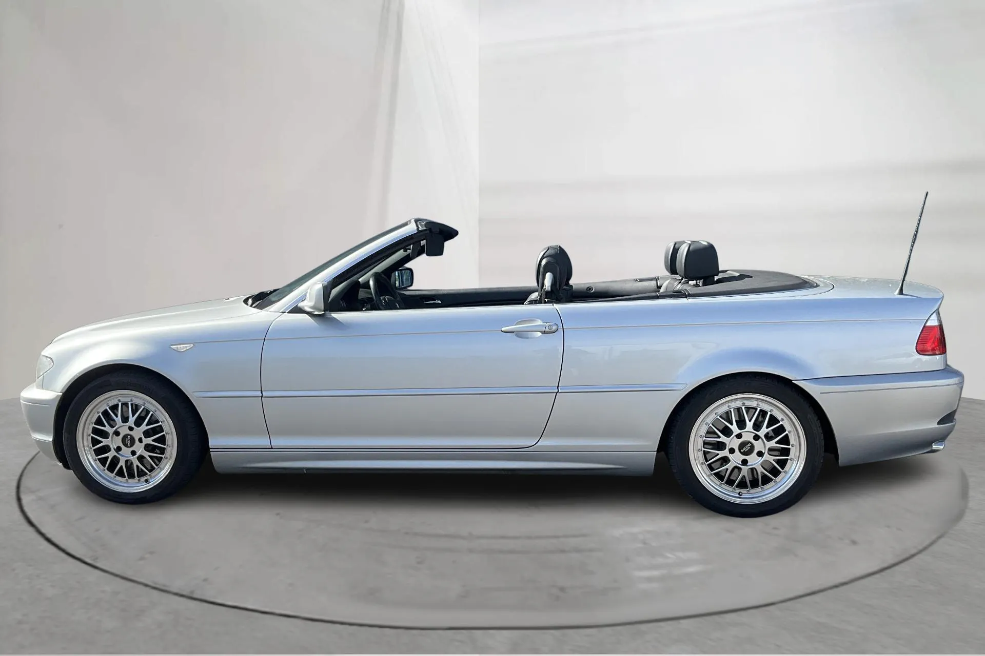 Presentationsfoto 2 av 25: BMW 330Ci Cabriolet, E46 (231hk) - 17 266 mil - Automat - Ljusgrå - 2004