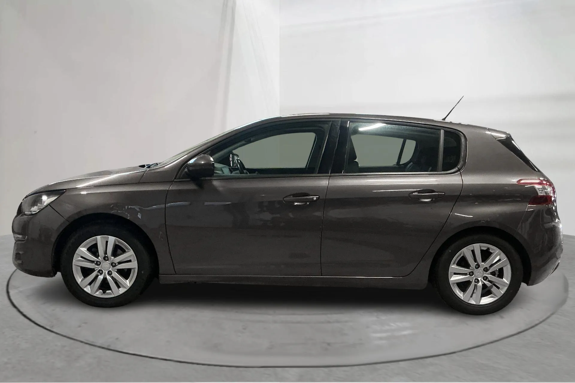 Presentationsfoto 2 av 14: Peugeot 308 PureTech 5dr (110hk) - 8 665 mil - Manuell - brun - 2015