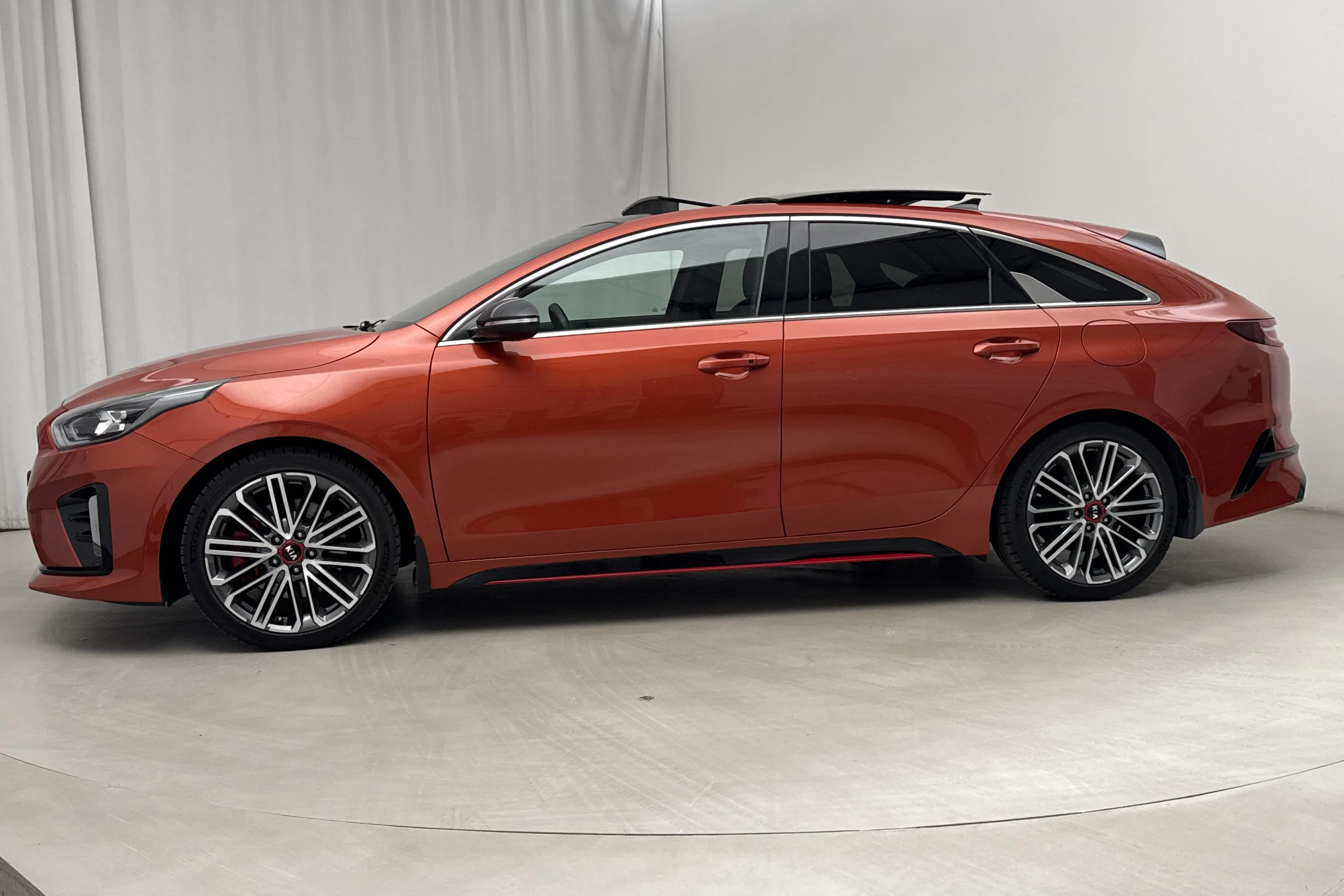 Presentation photo 2 of 23: KIA ProCeed 1.6 T-GDi (204hk) - 43 880 km - Automatic - orange - 2019
