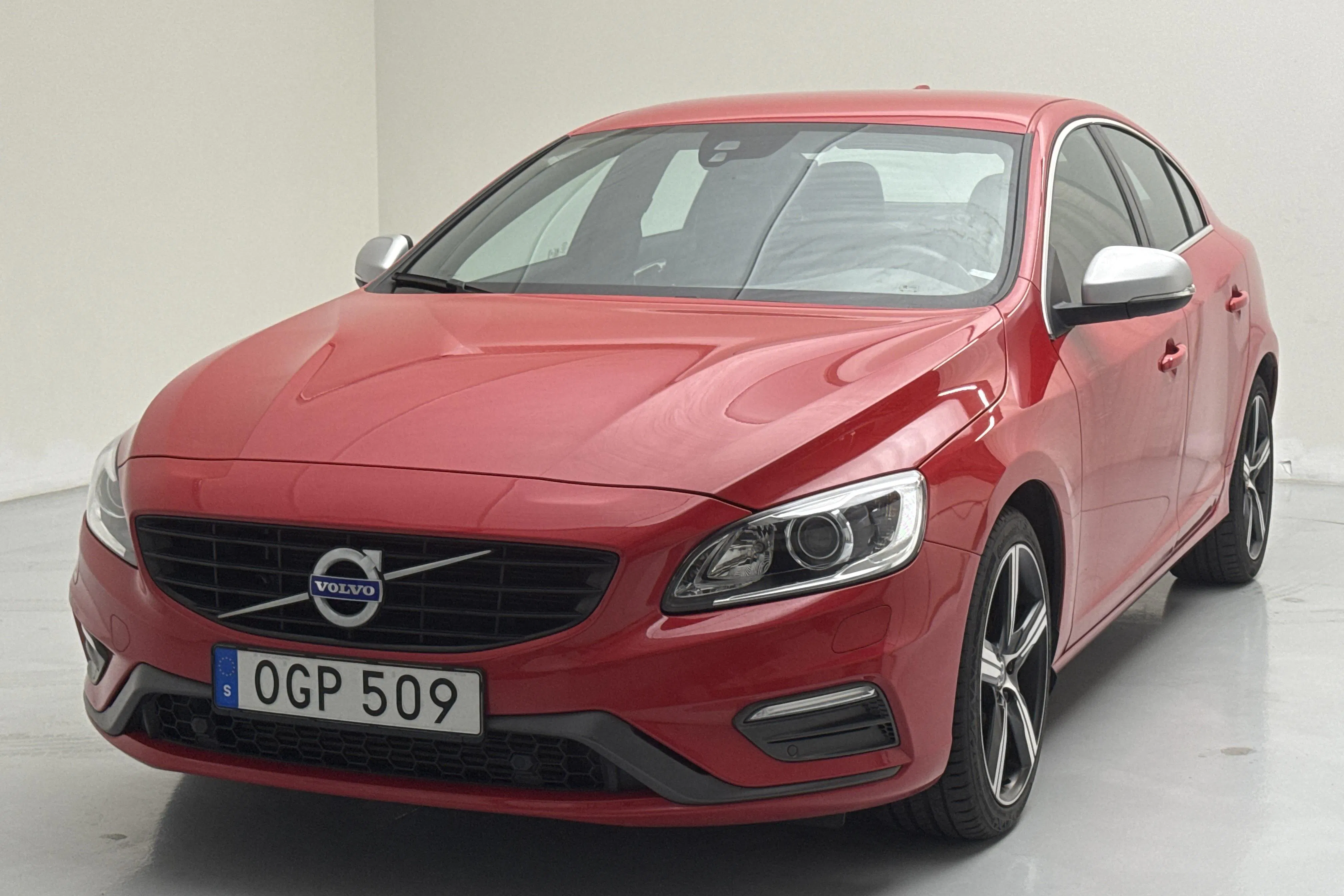 Presentationsfoto 1 av 13: Volvo S60 T4 (190hk) - 6 293 mil - Automat - röd - 2017