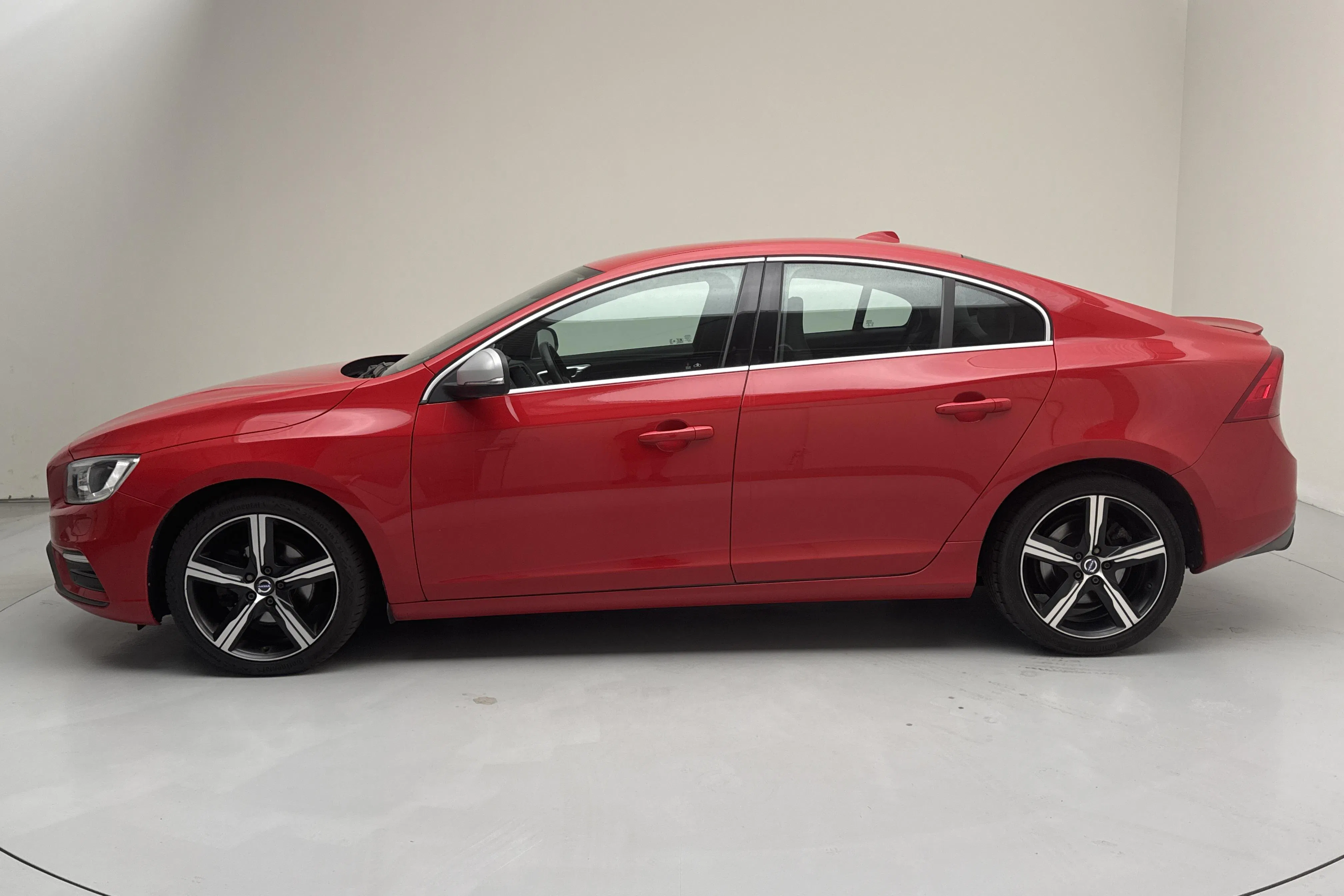 Presentationsfoto 2 av 13: Volvo S60 T4 (190hk) - 6 293 mil - Automat - röd - 2017