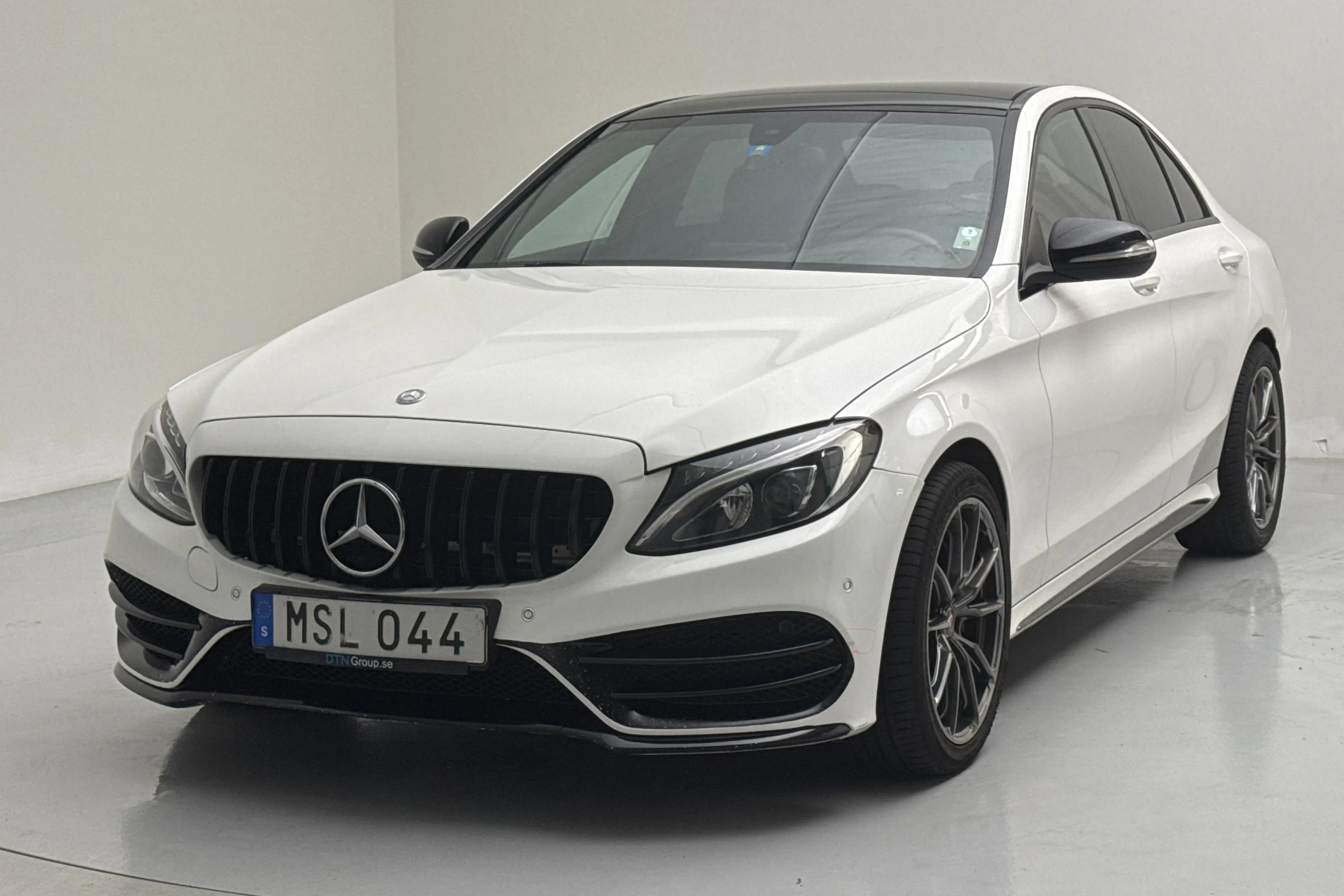 Presentation photo 1 of 12: Mercedes C 220 BlueTEC W205 (170hk) - 235 110 km - Automatic - white - 2015