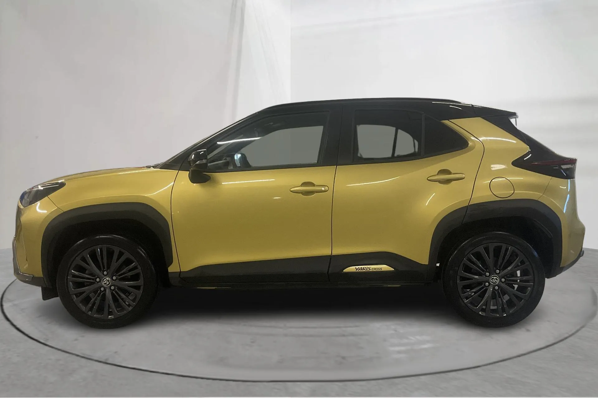 Presentationsfoto 2 av 25: Toyota Yaris Cross 1.5 Hybrid AWD (116hk) - 3 480 mil - Automat - gul - 2023
