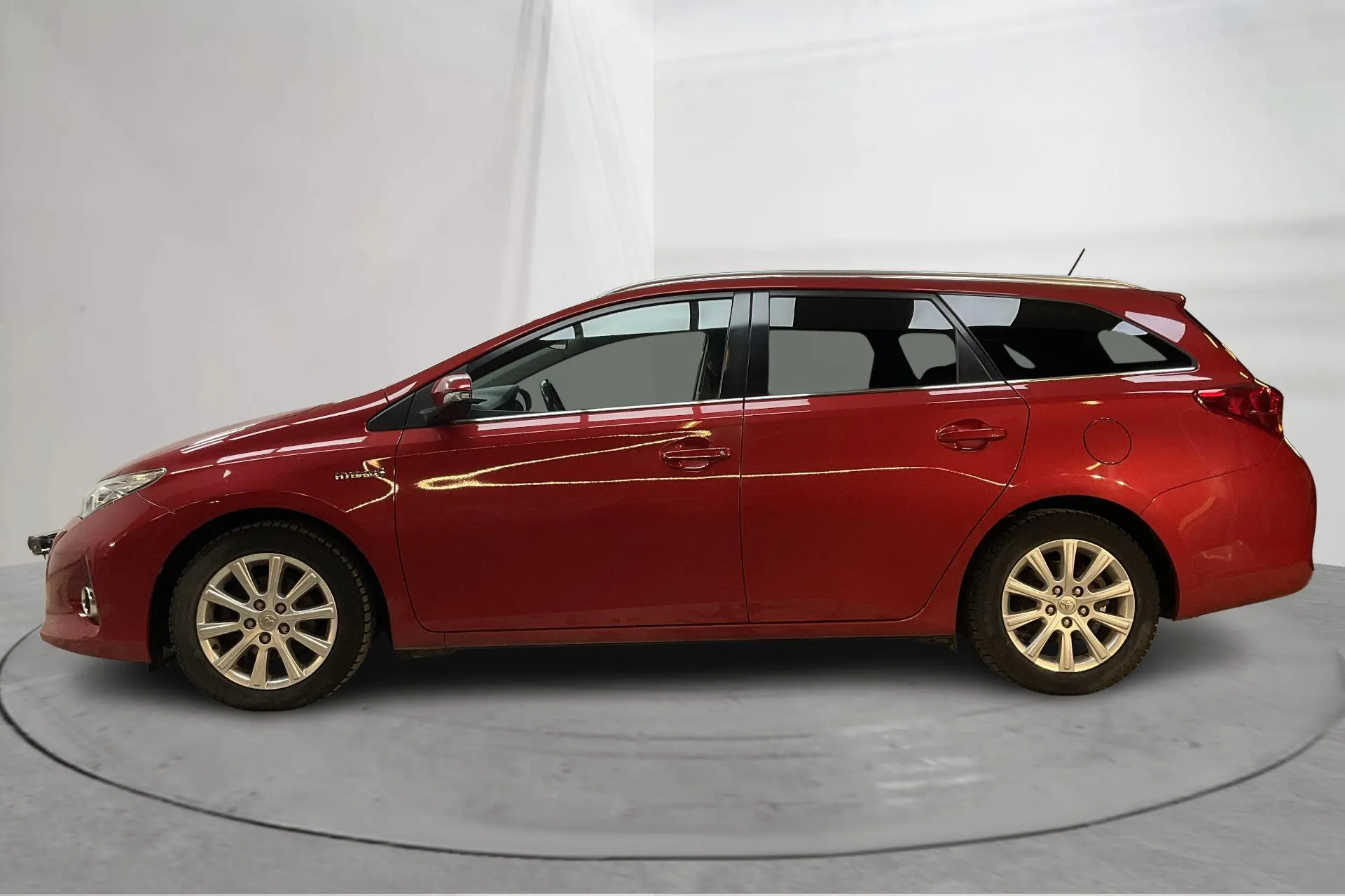 Presentation photo 2 of 15: Toyota Auris 1.8 HSD Touring Sports (99hk) - 225 380 km - Automatic - dark red - 2014