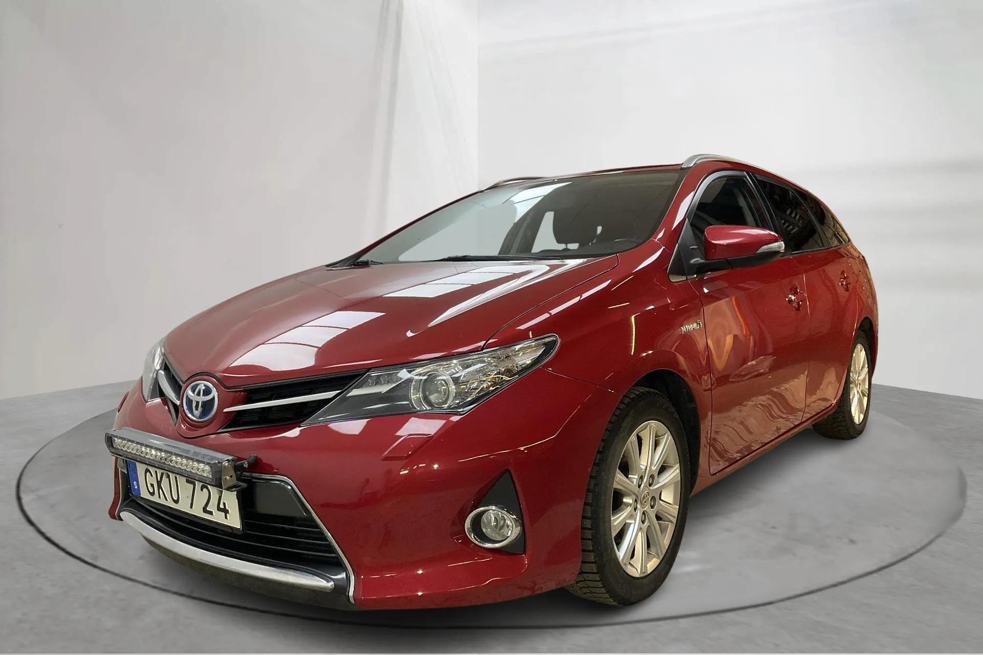 Presentation photo 1 of 15: Toyota Auris 1.8 HSD Touring Sports (99hk) - 225 380 km - Automatic - dark red - 2014