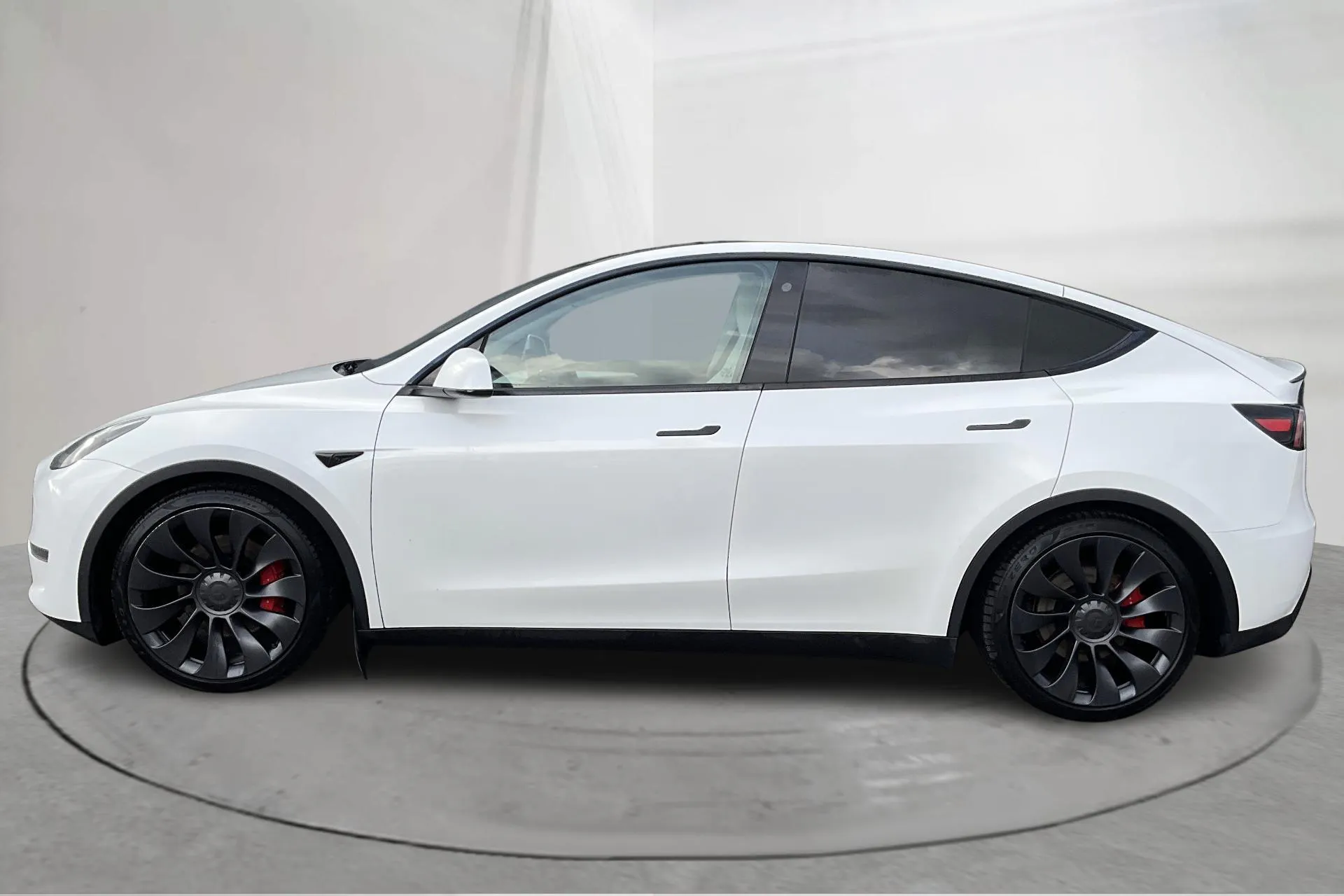 Presentation photo 2 of 22: Tesla Model Y Performance Dual Motor AWD - 102 860 km - Automatic - white - 2024