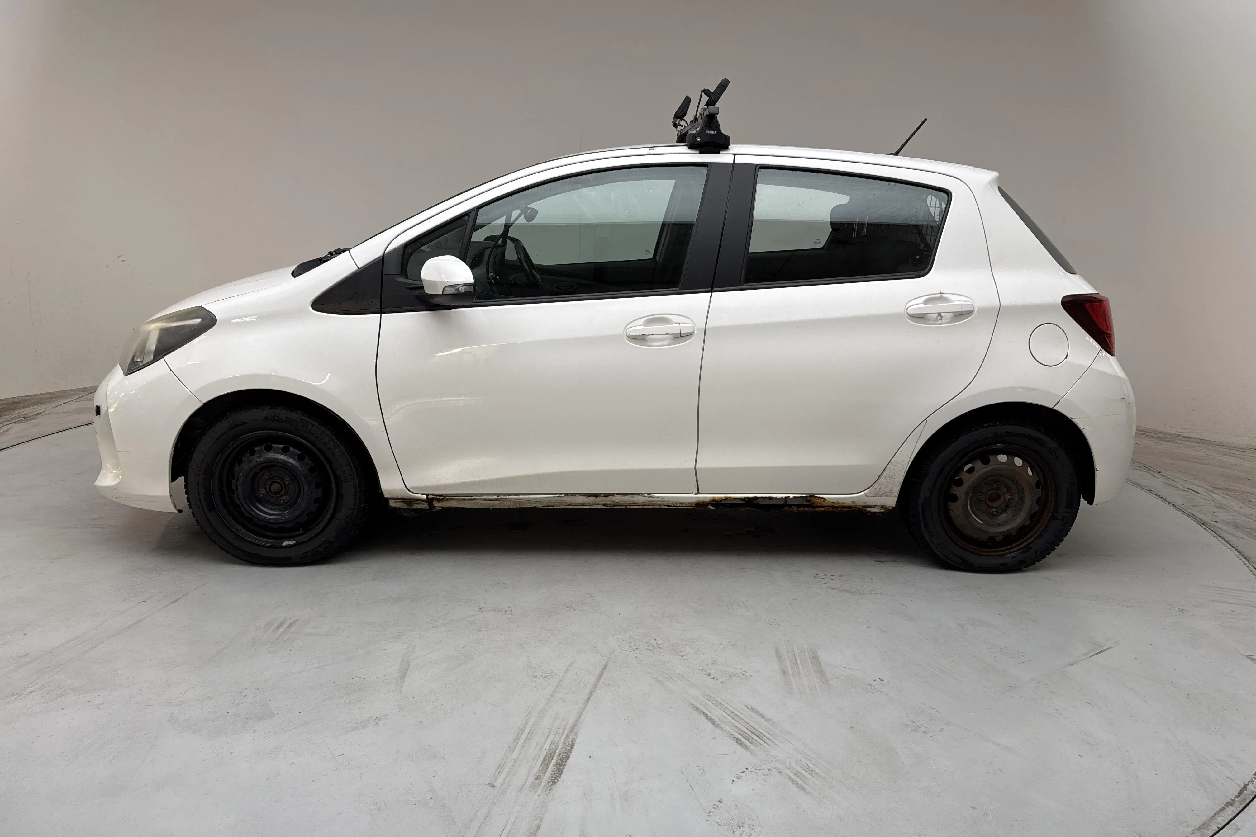 Presentationsfoto 2 av 12: Toyota Yaris 1.33 5dr (100hk) - 21 560 mil - Automat - vit - 2016