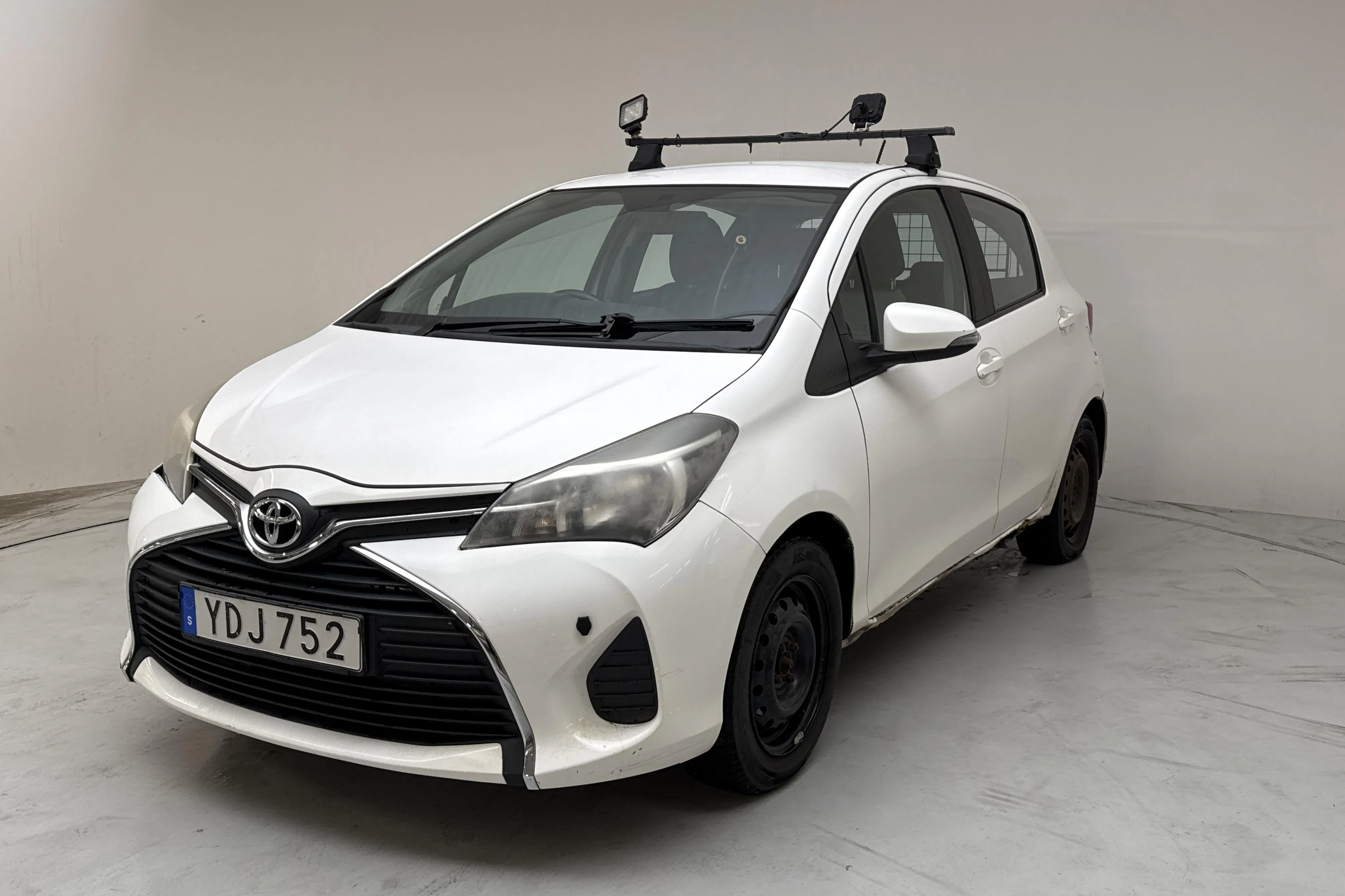 Presentationsfoto 1 av 12: Toyota Yaris 1.33 5dr (100hk) - 21 560 mil - Automat - vit - 2016