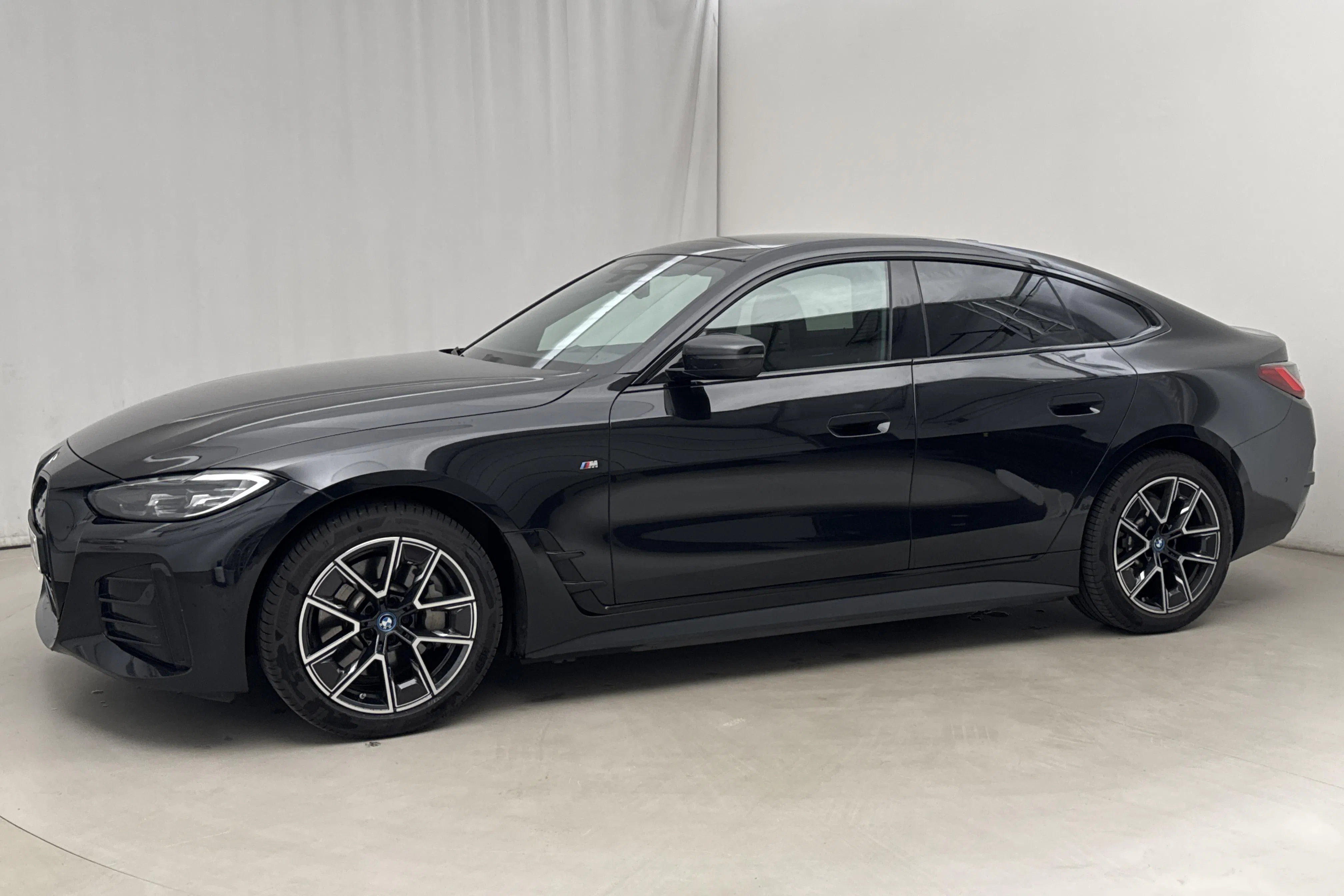 Presentationsfoto 2 av 22: BMW i4 eDrive40, G26 (340hk) - 11 267 mil - Automat - svart - 2024
