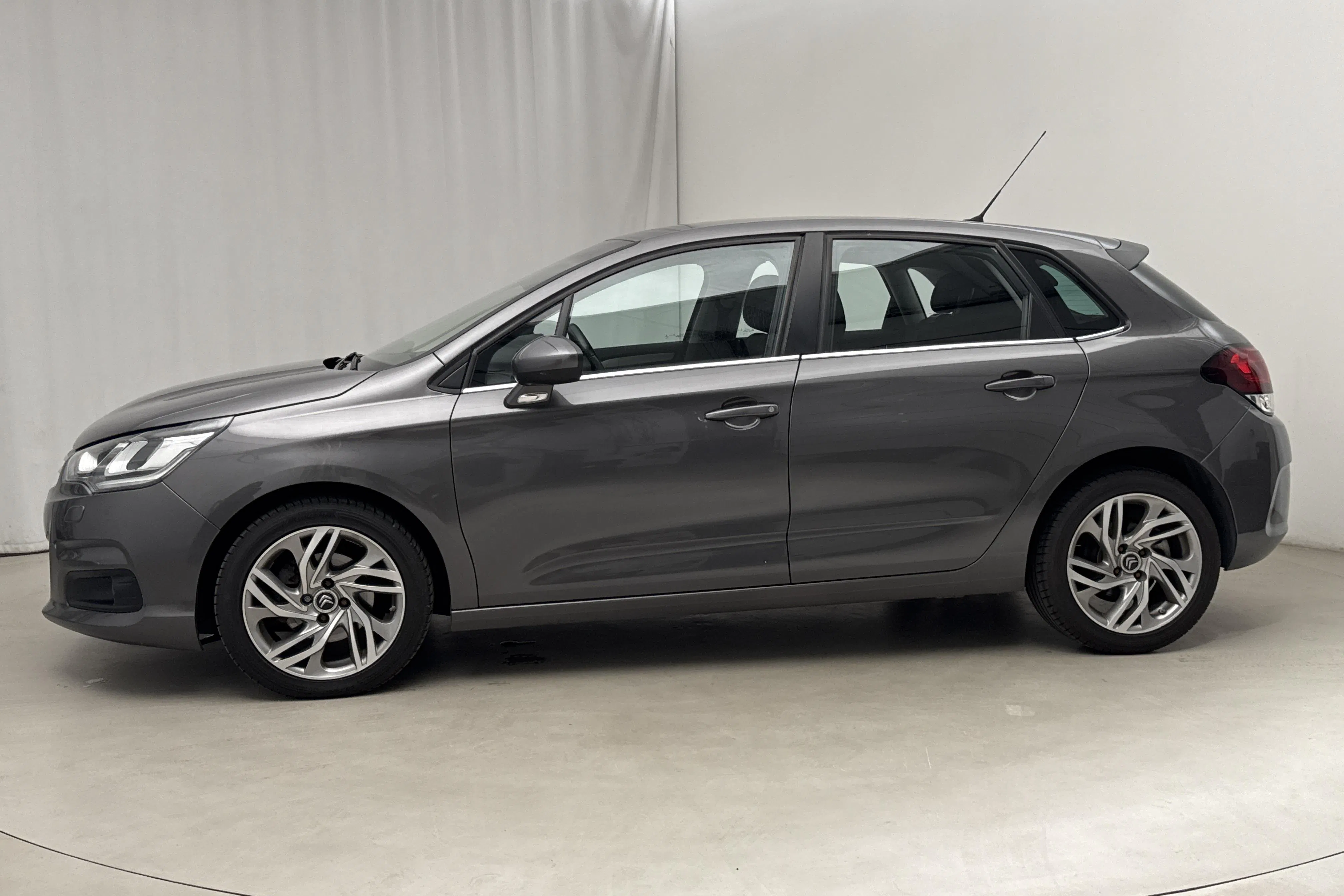 Presentation photo 2 of 15: Citroën C4 1.6 HDi (115hk) - 152 130 km - Automatic - gray - 2015