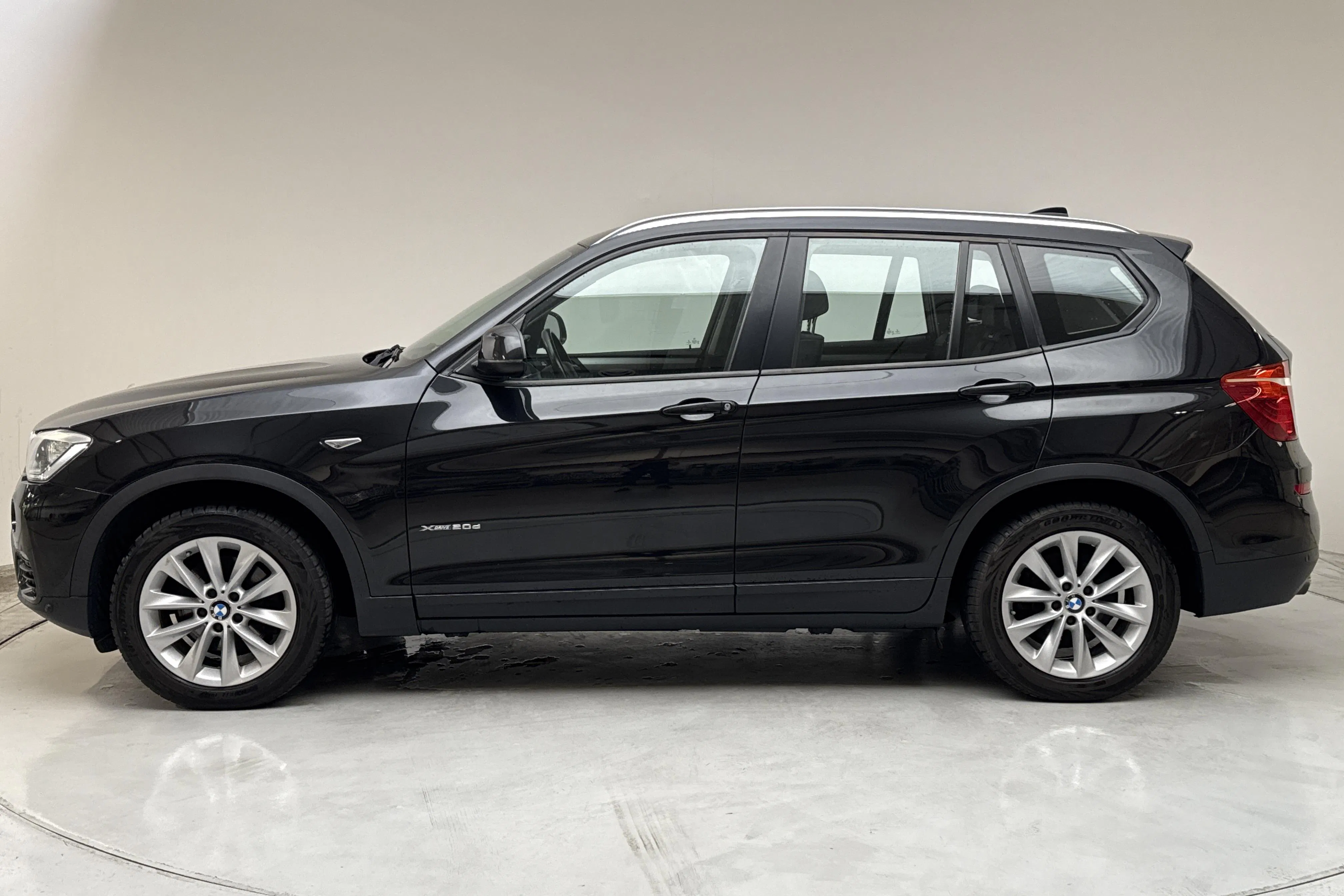 Præsentationsfoto 2 af 12: BMW X3 xDrive20d, F25 (190hk) - 178 310 kilometer - Salgsautomat - Sort - 2015