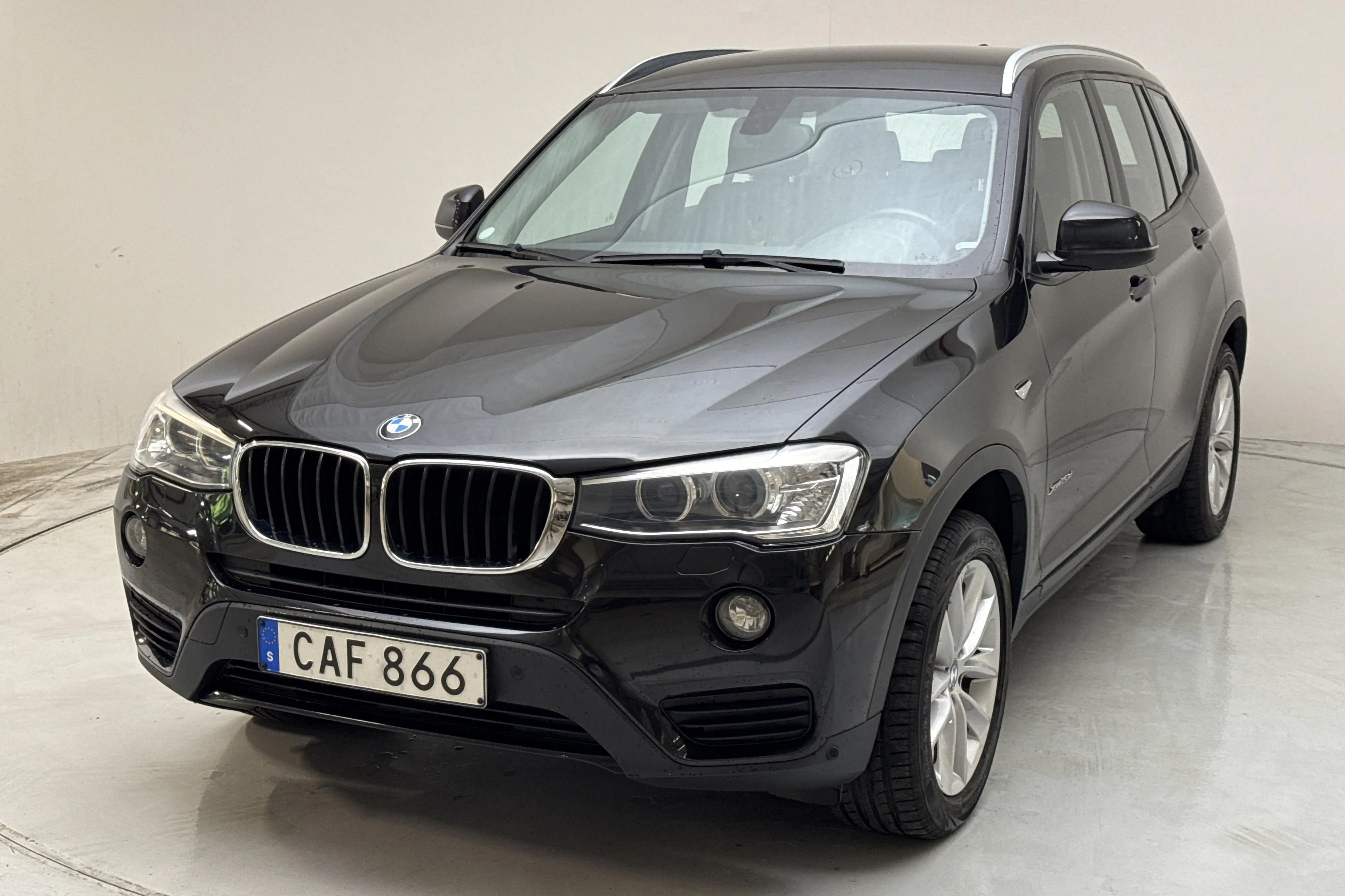 Præsentationsfoto 1 af 12: BMW X3 xDrive20d, F25 (190hk) - 178 310 kilometer - Salgsautomat - Sort - 2015