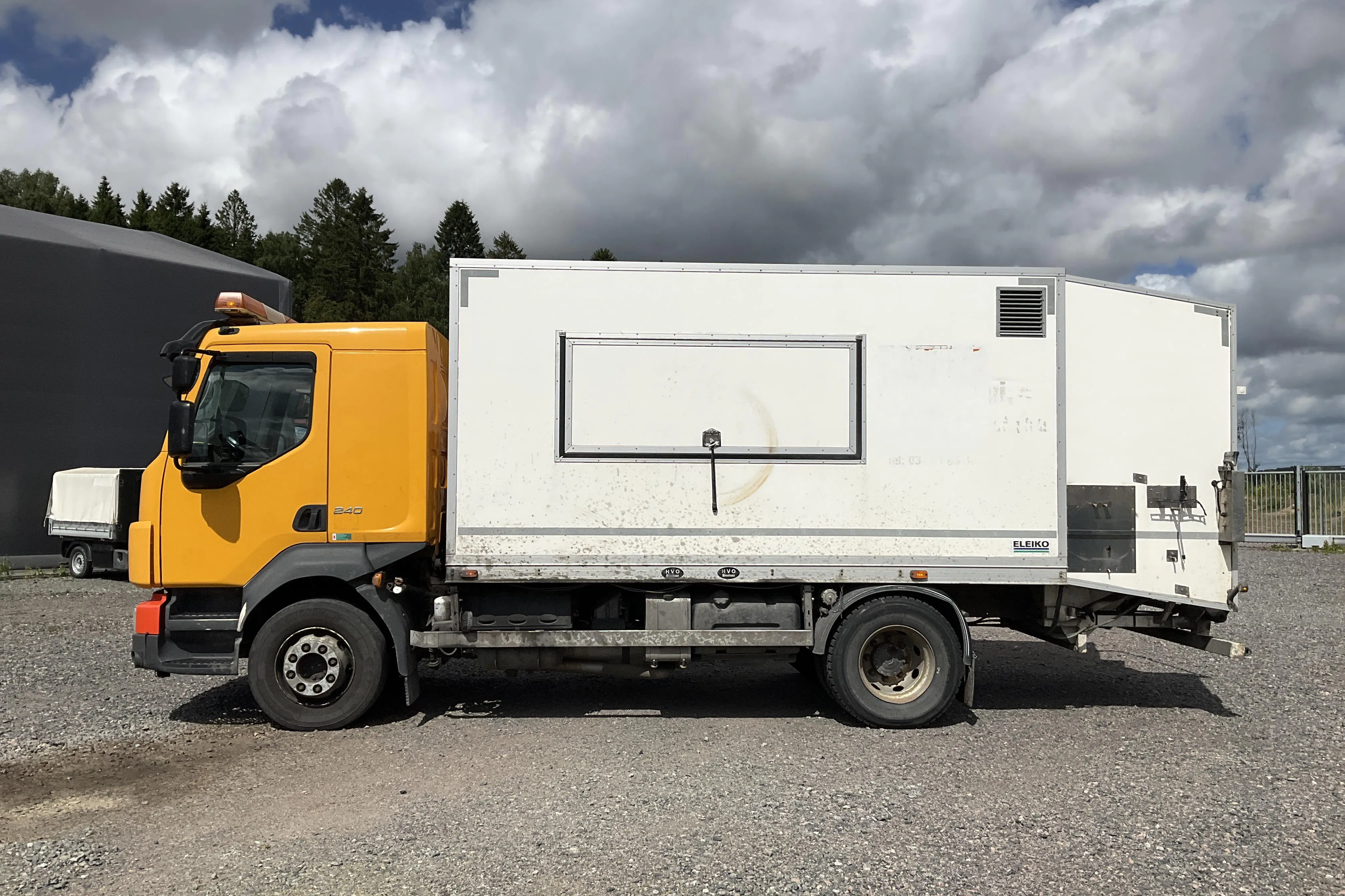 Presentationsfoto 2 av 41: VOLVO FL240 - 130 031 km - Automat - gul - 2012