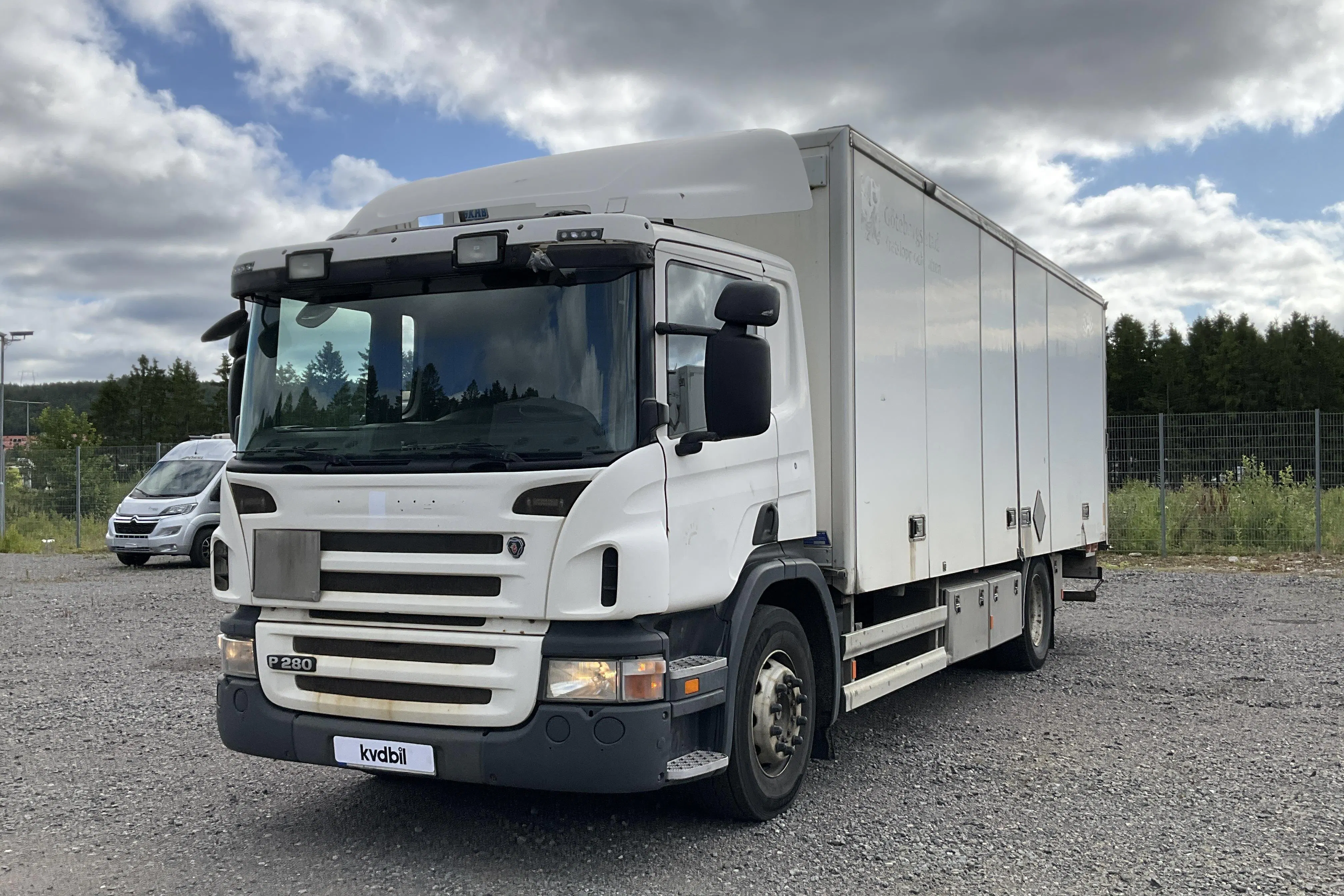 Presentationsfoto 1 av 45: SCANIA P280LB 4X2 MNA - 384 820 km - Automat - vit - 2011