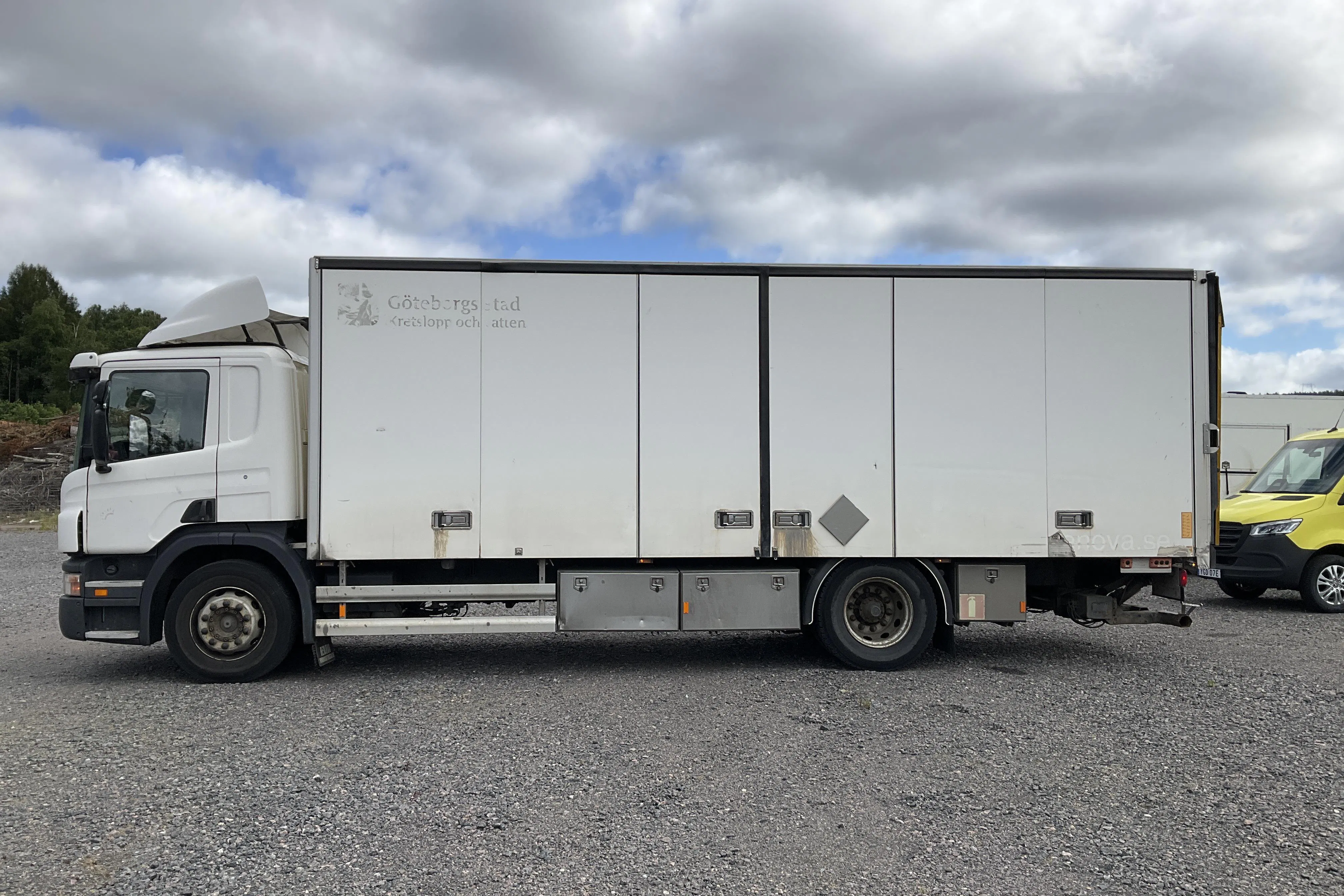 Presentationsfoto 2 av 45: SCANIA P280LB 4X2 MNA - 384 820 km - Automat - vit - 2011