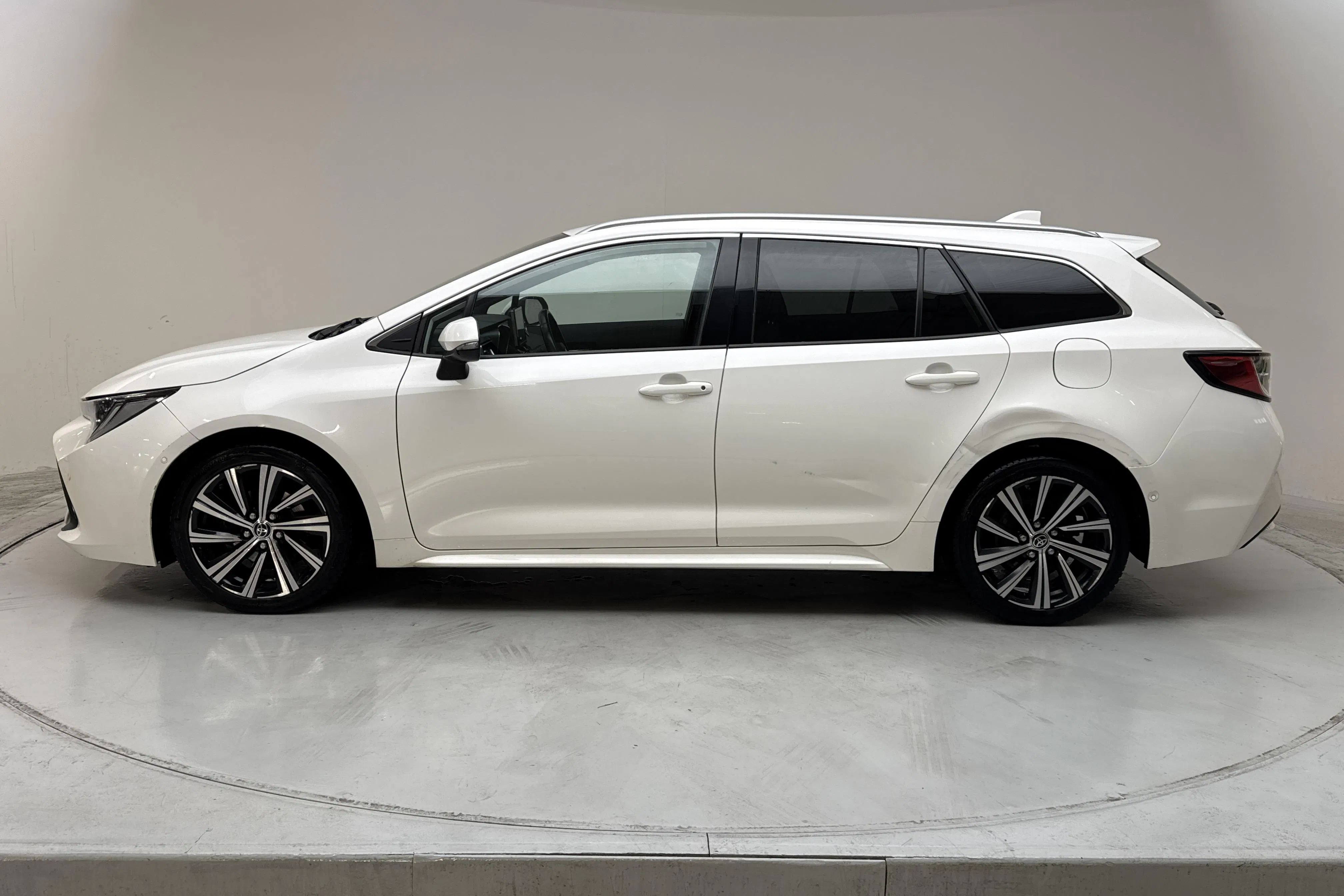 Presentation photo 2 of 14: Toyota Corolla 1.8 Hybrid Touring Sports (122hk) - 211 070 km - Automatic - white - 2023