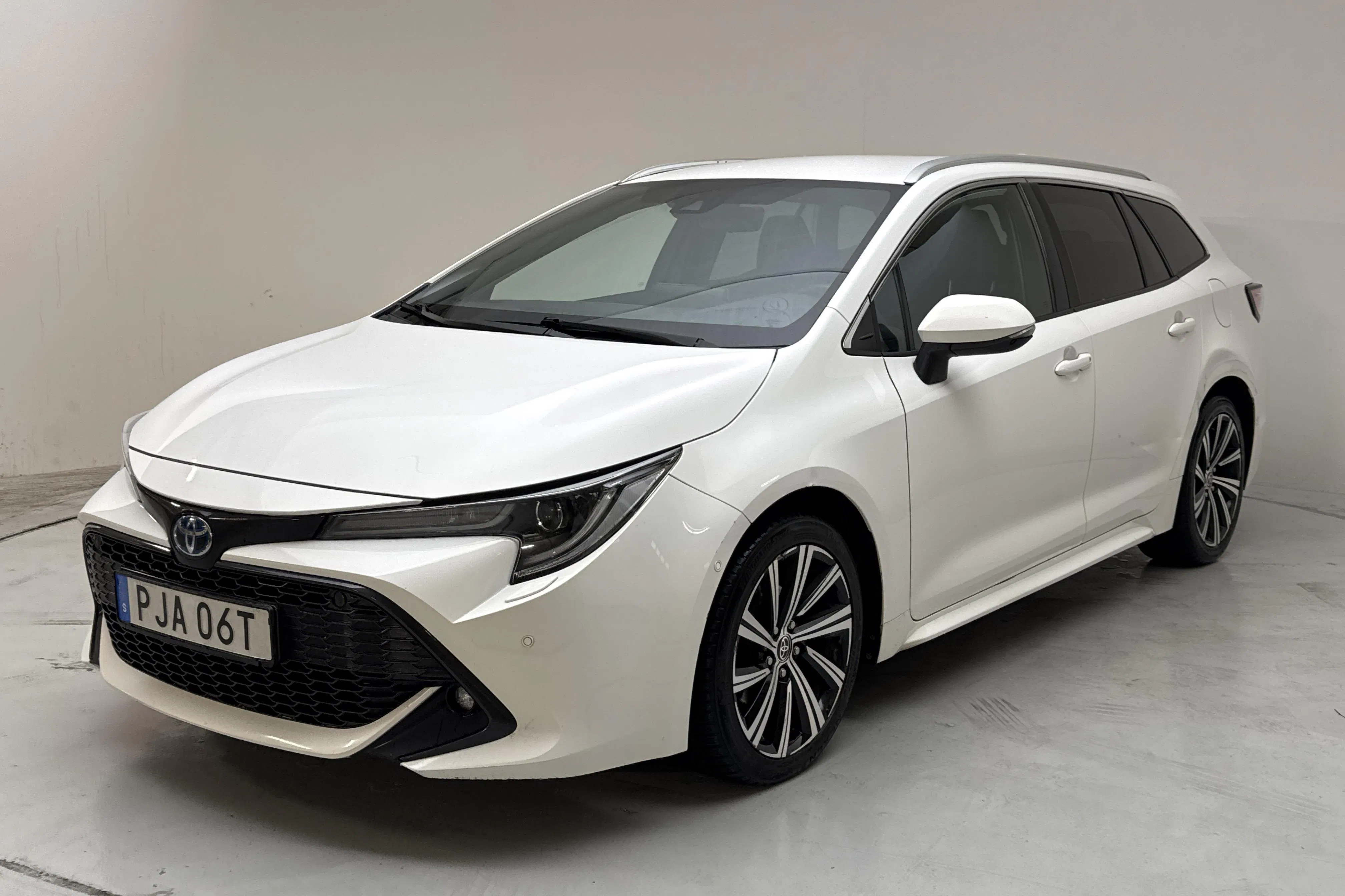 Presentation photo 1 of 14: Toyota Corolla 1.8 Hybrid Touring Sports (122hk) - 211 070 km - Automatic - white - 2023
