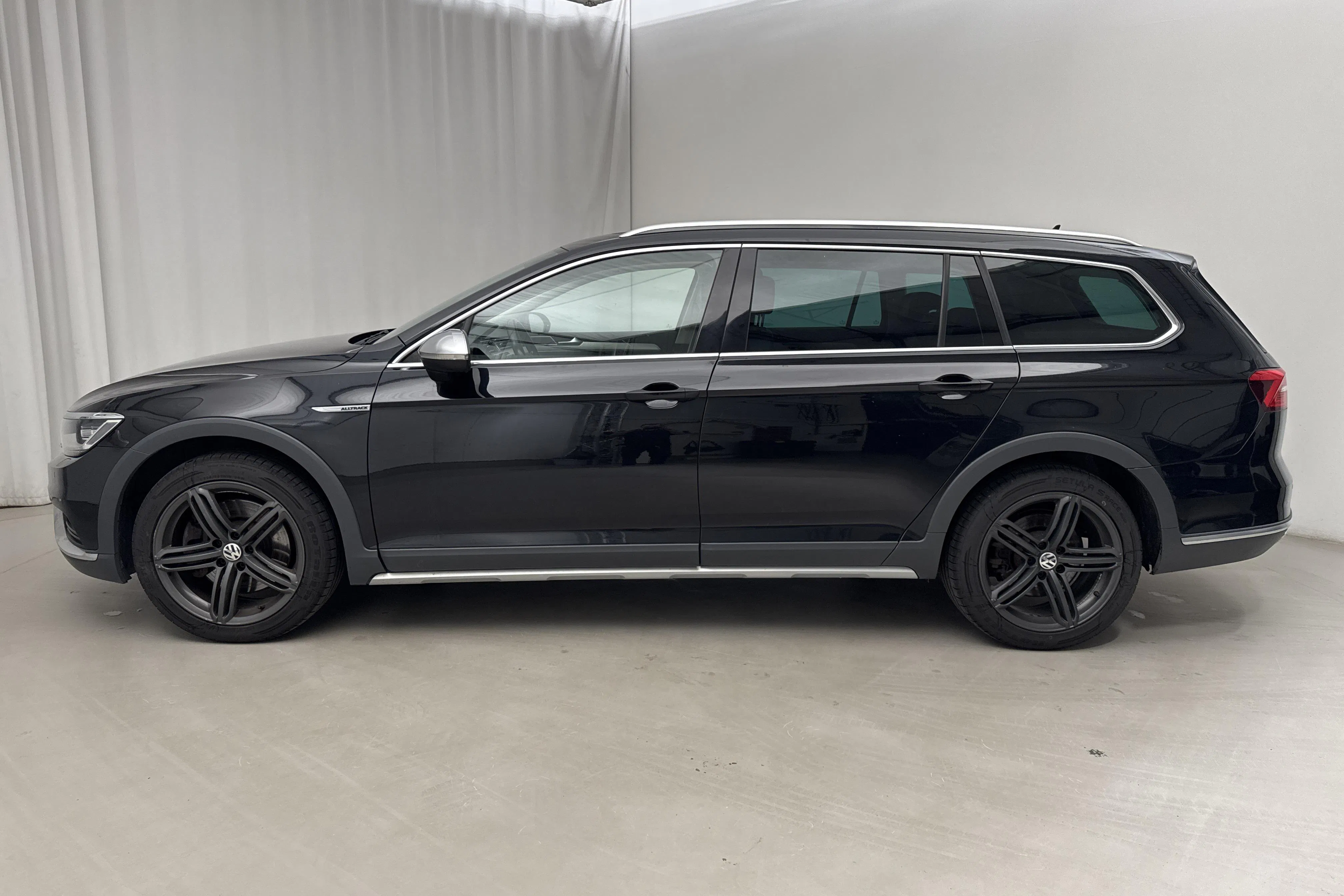 Presentation photo 2 of 19: VW Passat Alltrack 2.0 TDI Sportscombi 4MOTION (240hk) - 280 780 km - Automatic - black - 2016