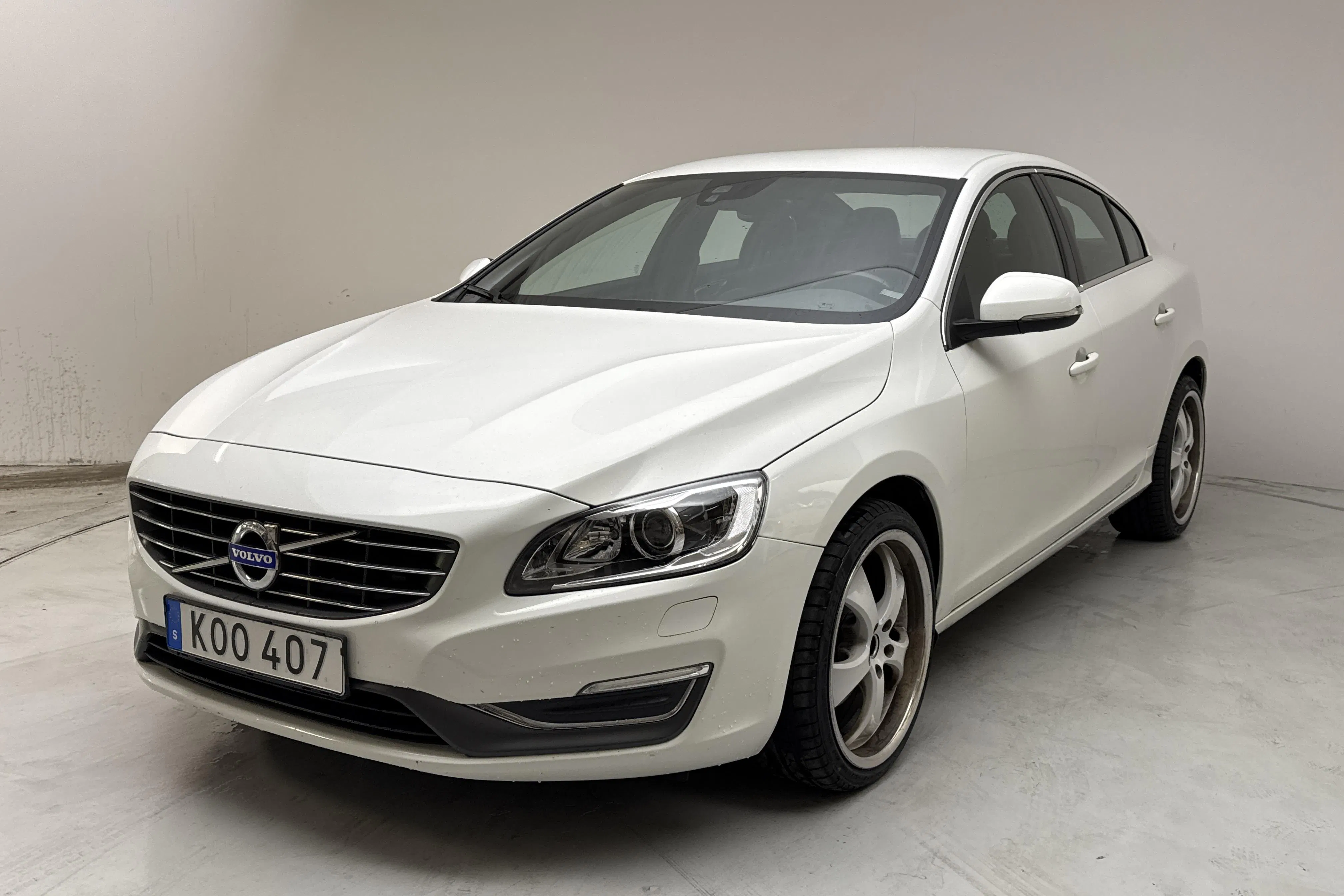 Presentation photo 1 of 14: Volvo S60 D4 (181hk) - 212 590 km - Manual - white - 2015