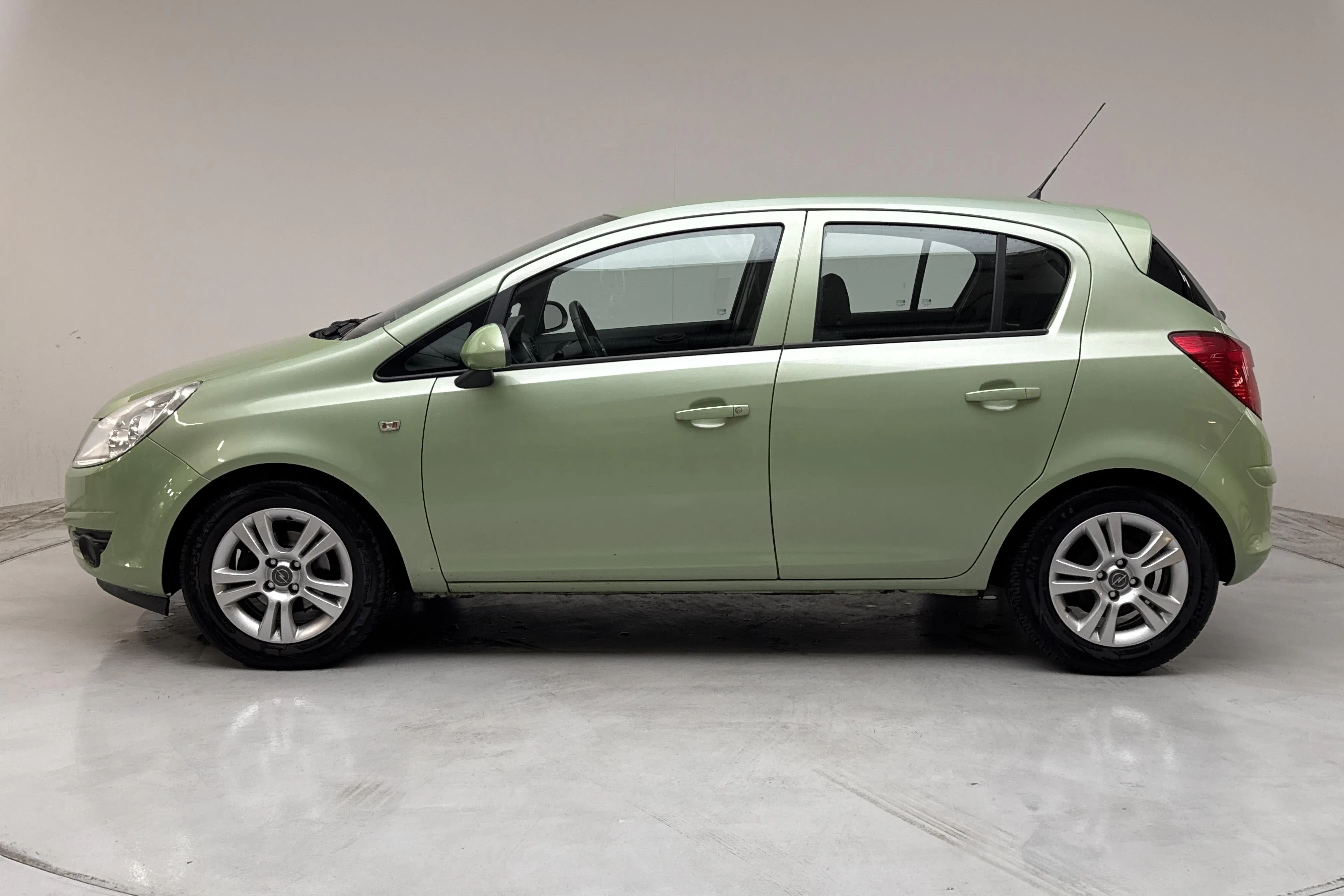 Presentation photo 2 of 12: Opel Corsa 1.2 Twinport 5dr (85hk) - 70 610 km - Automatic - green - 2011
