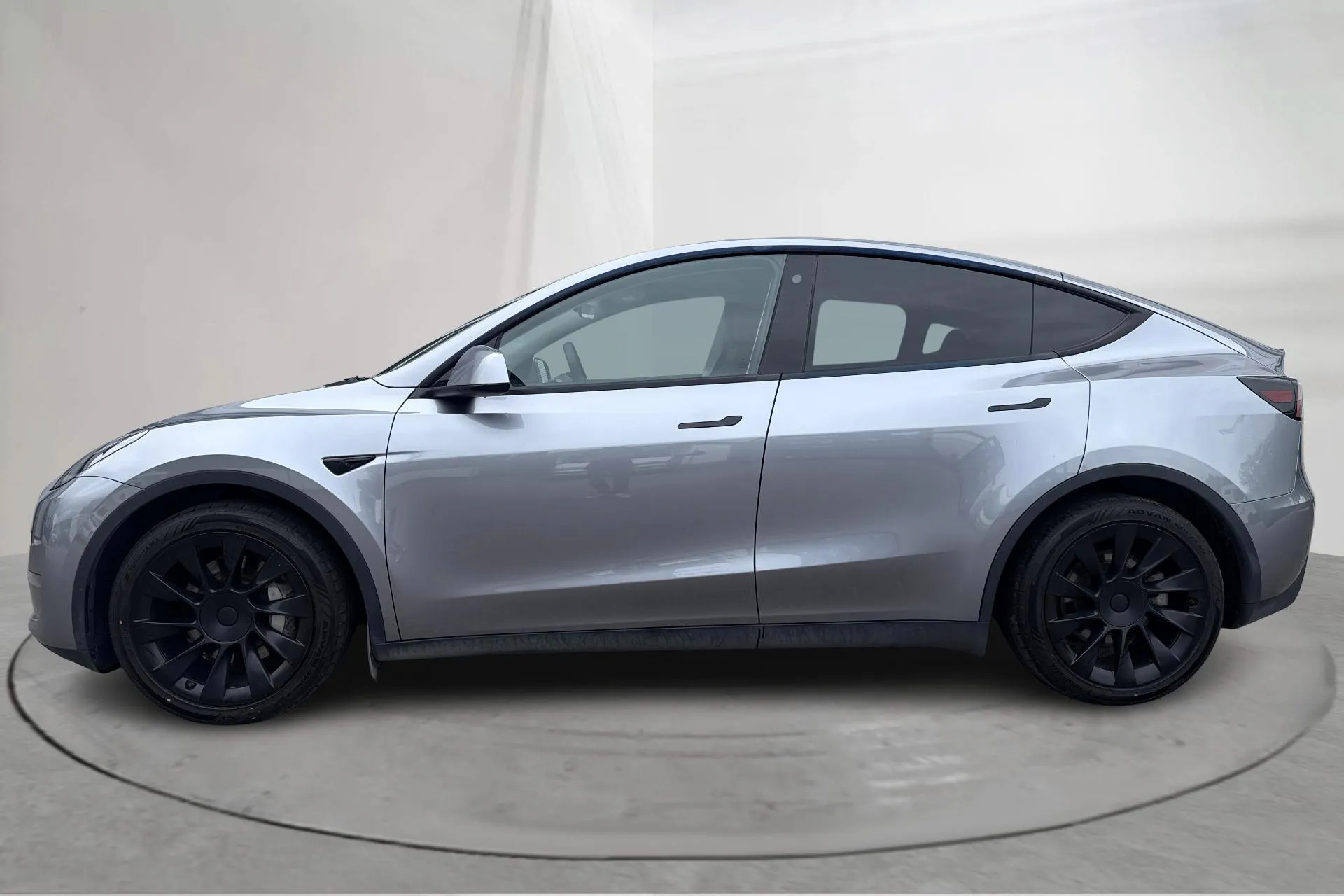 Presentation photo 2 of 19: Tesla Model Y Long Range Dual Motor AWD - 85 240 km - Automatic - gray - 2024