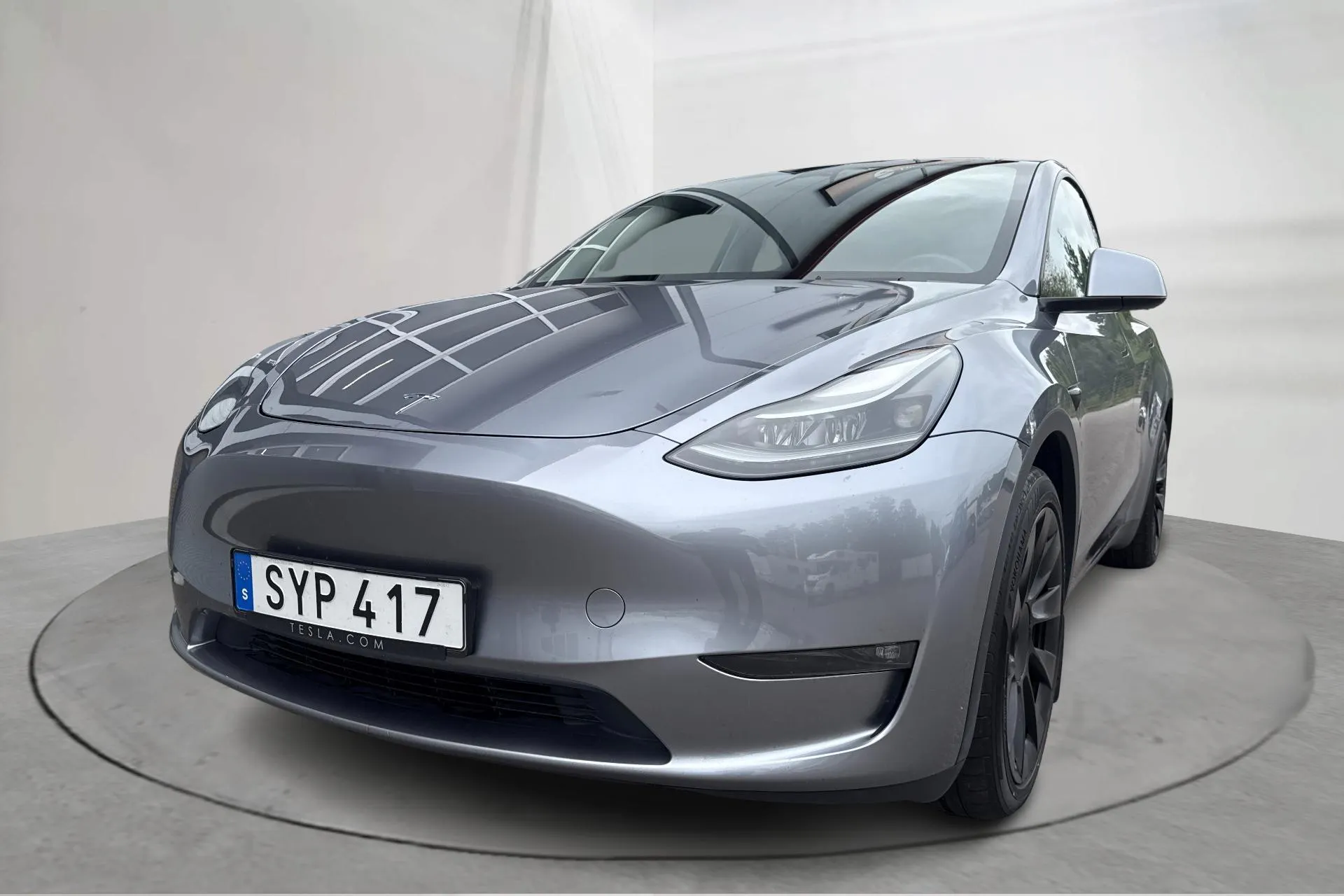 Presentation photo 1 of 19: Tesla Model Y Long Range Dual Motor AWD - 85 240 km - Automatic - gray - 2024