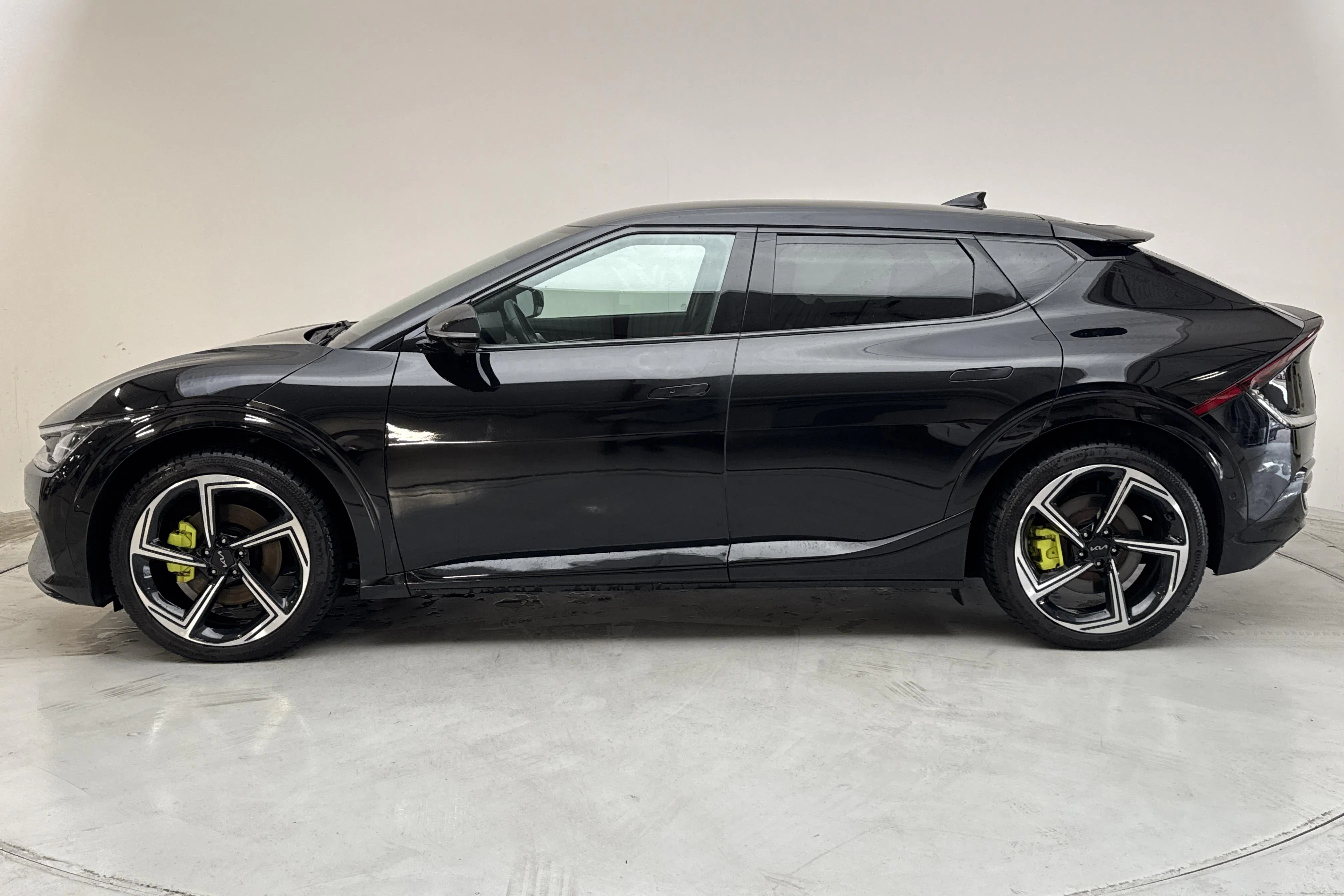 Presentationsfoto 2 av 16: KIA EV6 AWD (325hk) - 14 848 mil - Automat - svart - 2022