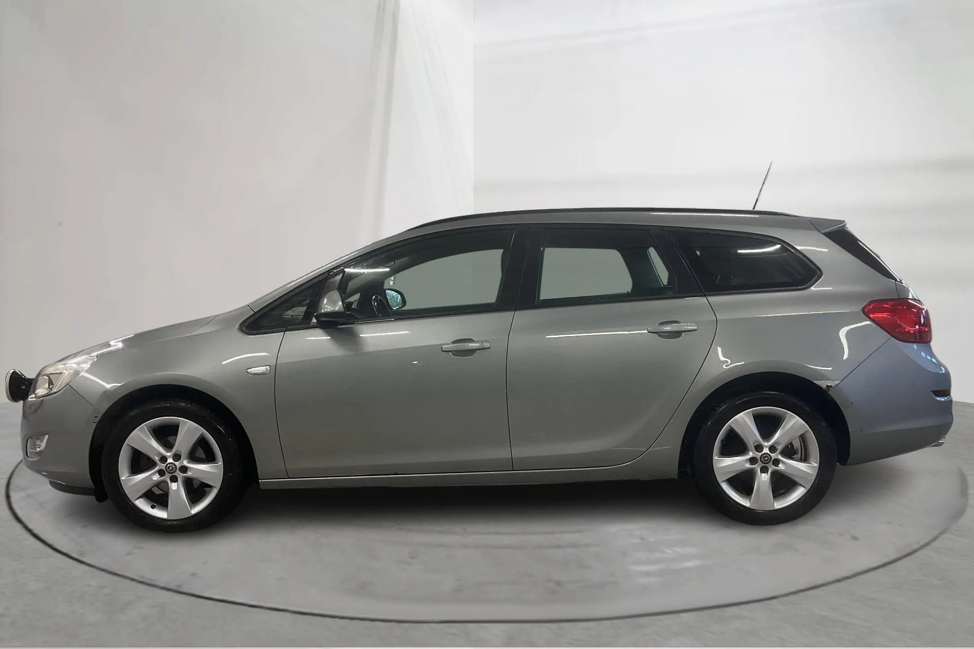 Presentation photo 2 of 17: Opel Astra 1.4 Turbo ECOTEC Sports Tourer (140hk) - 174 850 km - Manual - gray - 2011