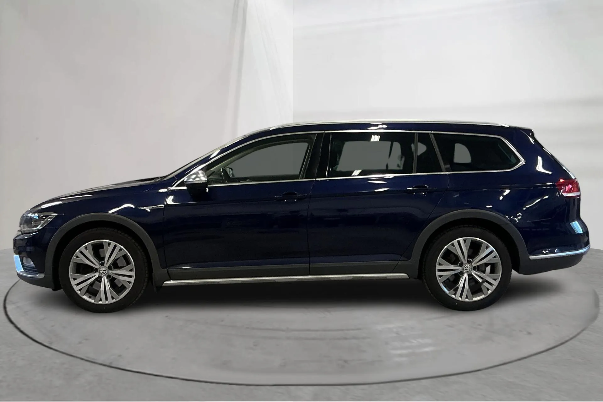 Presentation photo 2 of 17: VW Passat Alltrack 2.0 TDI Sportscombi 4MOTION (240hk) - 240 980 km - Automatic - dark blue - 2018