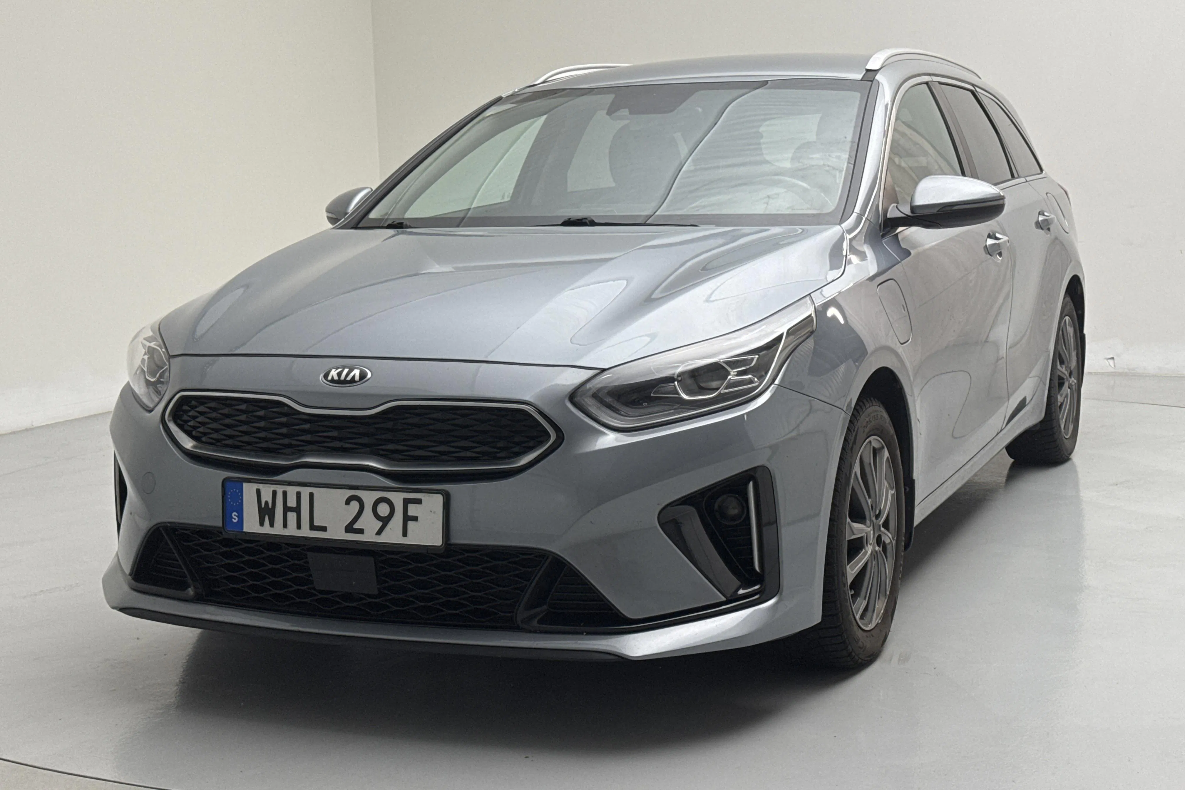 Presentationsfoto 1 av 16: KIA Ceed 1.6 Plug-in Hybrid SW (141hk) - 9 278 mil - Automat - grå - 2021