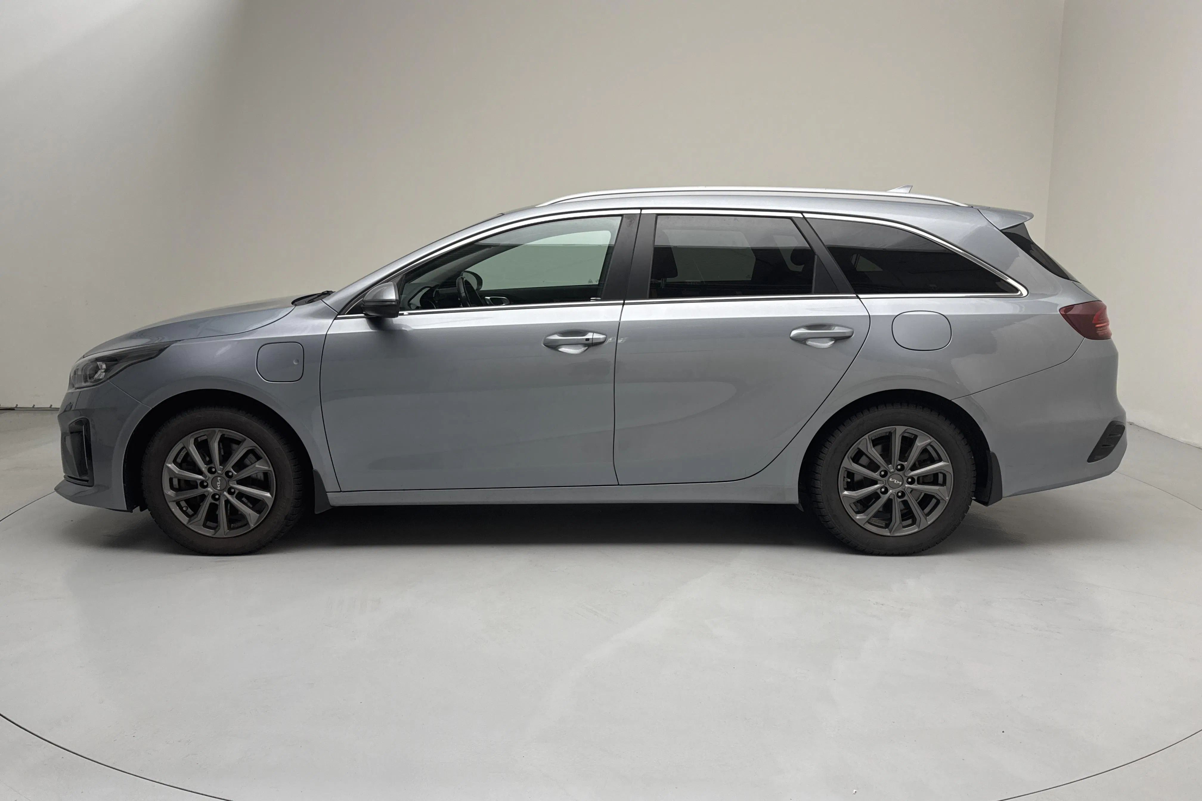 Presentationsfoto 2 av 16: KIA Ceed 1.6 Plug-in Hybrid SW (141hk) - 9 278 mil - Automat - grå - 2021