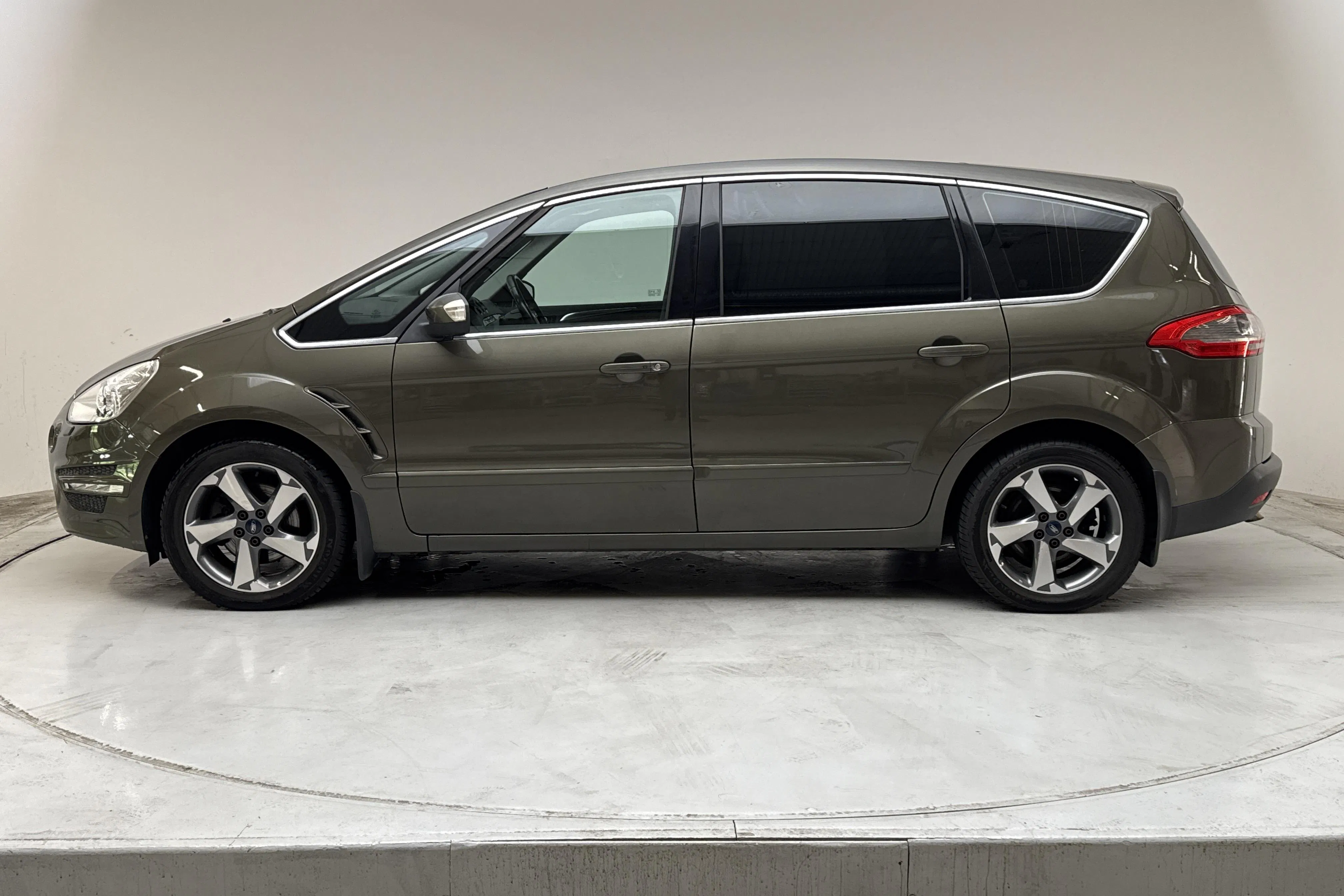 Presentationsfoto 2 av 16: Ford S-MAX 2.0 Duratorq TDCi (140hk) - 22 620 mil - Automat - grön - 2014