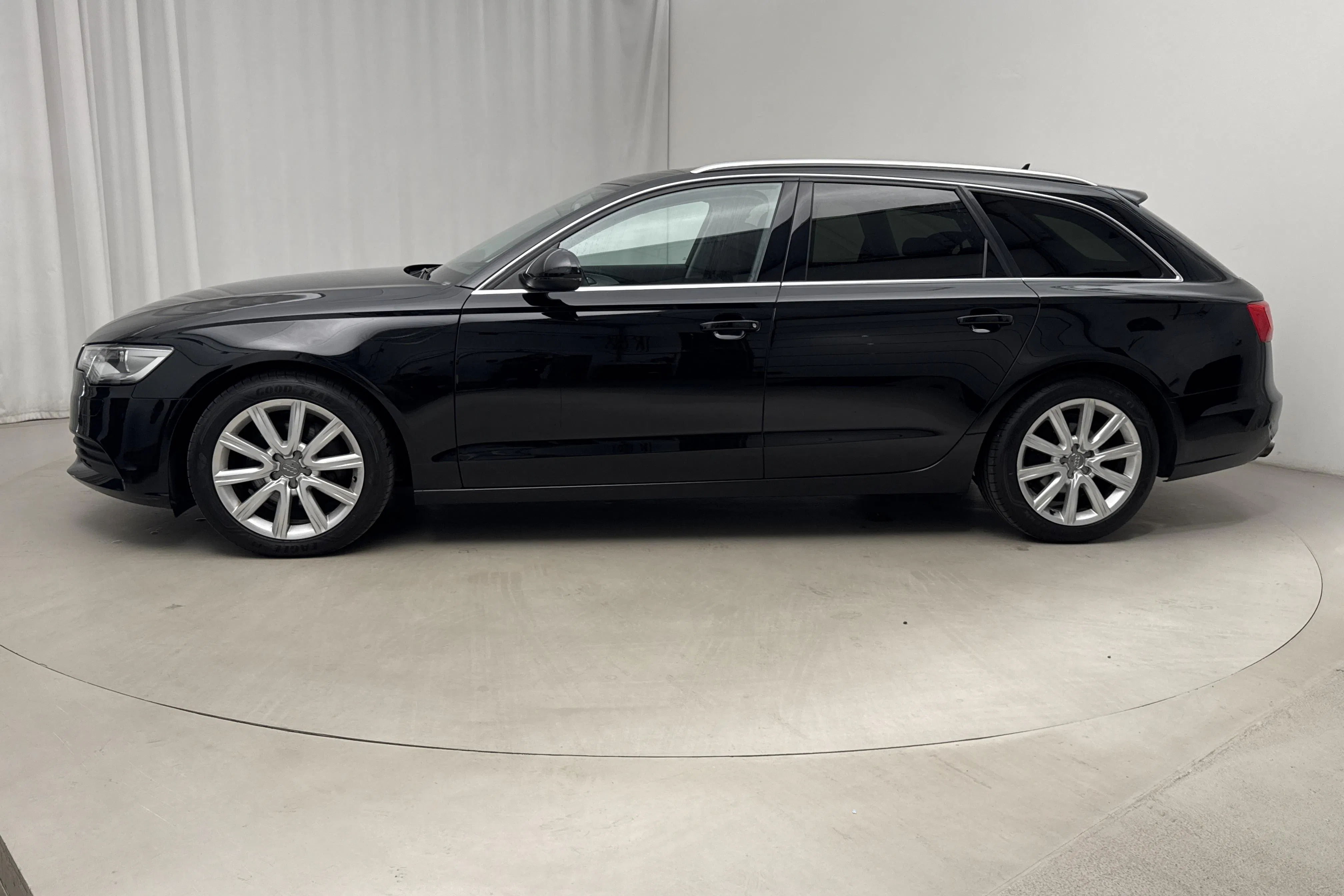 Presentationsfoto 2 av 15: Audi A6 2.0 TDI Avant (177hk) - 11 558 mil - Automat - svart - 2013