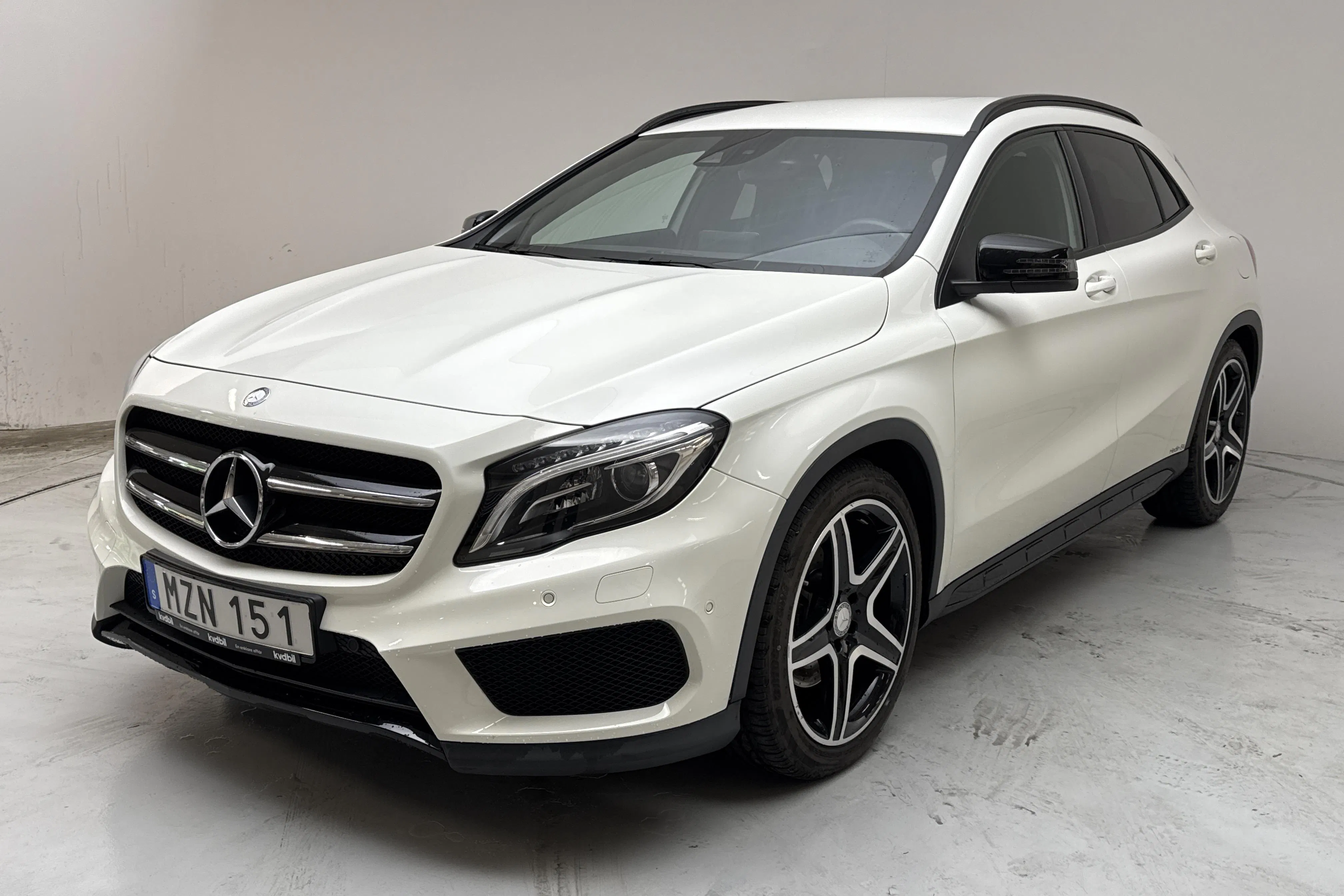 Presentation photo 1 of 14: Mercedes GLA 220 d 4MATIC X156 (170hk) - 50 380 km - Automatic - white - 2016