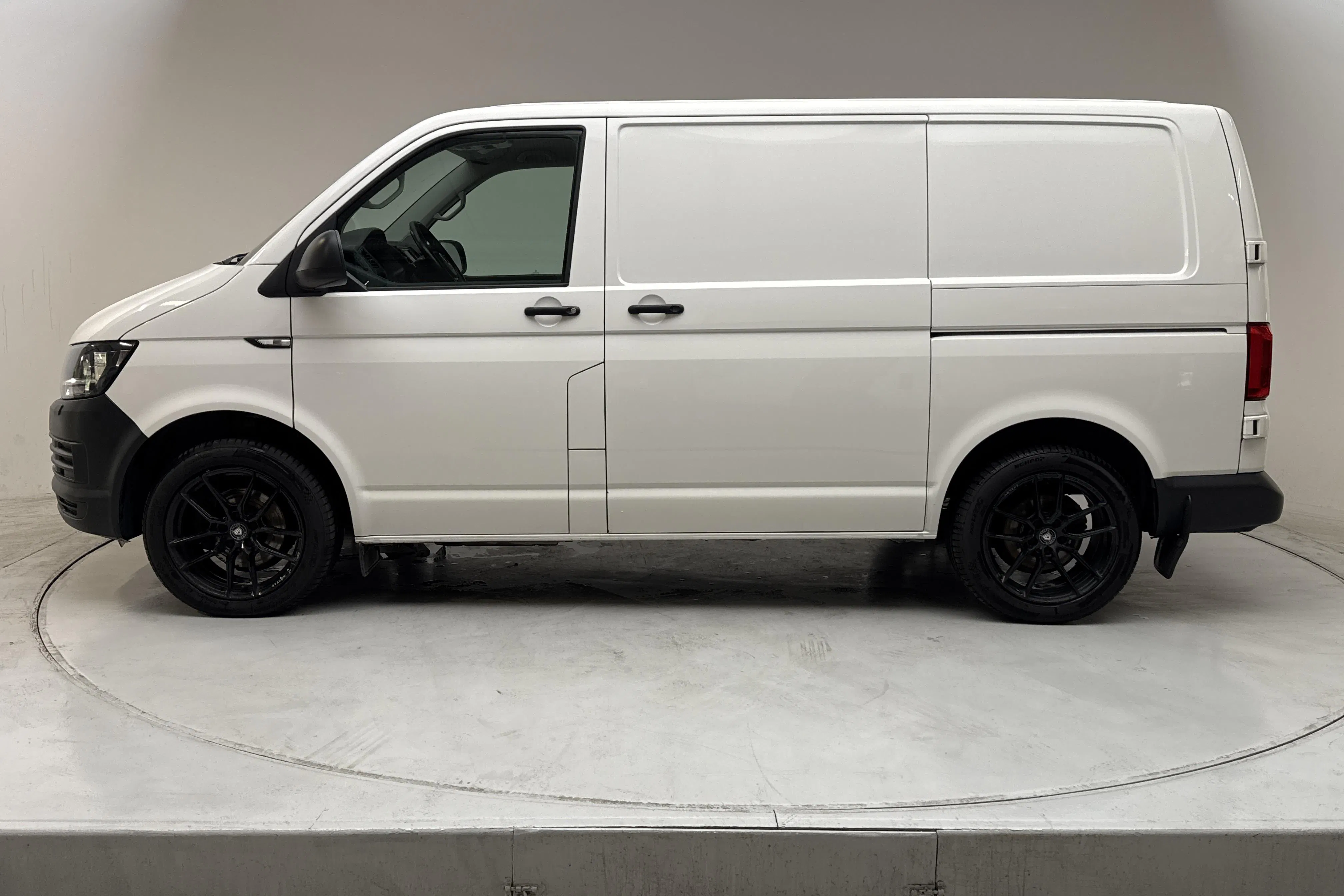 Presentation photo 2 of 10: VW Transporter T6 2.0 TDI BMT Skåp (150hk) - 146 420 km - Automatic - white - 2019