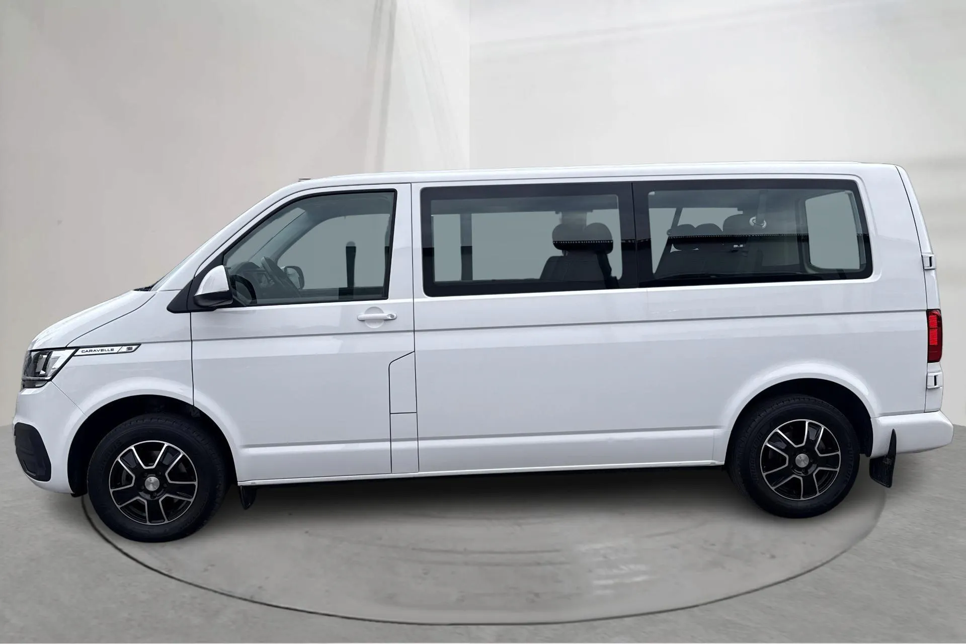 Presentationsfoto 2 av 15: VW Caravelle T6.1 TDI (150hk) - 10 256 mil - Manuell - vit - 2023
