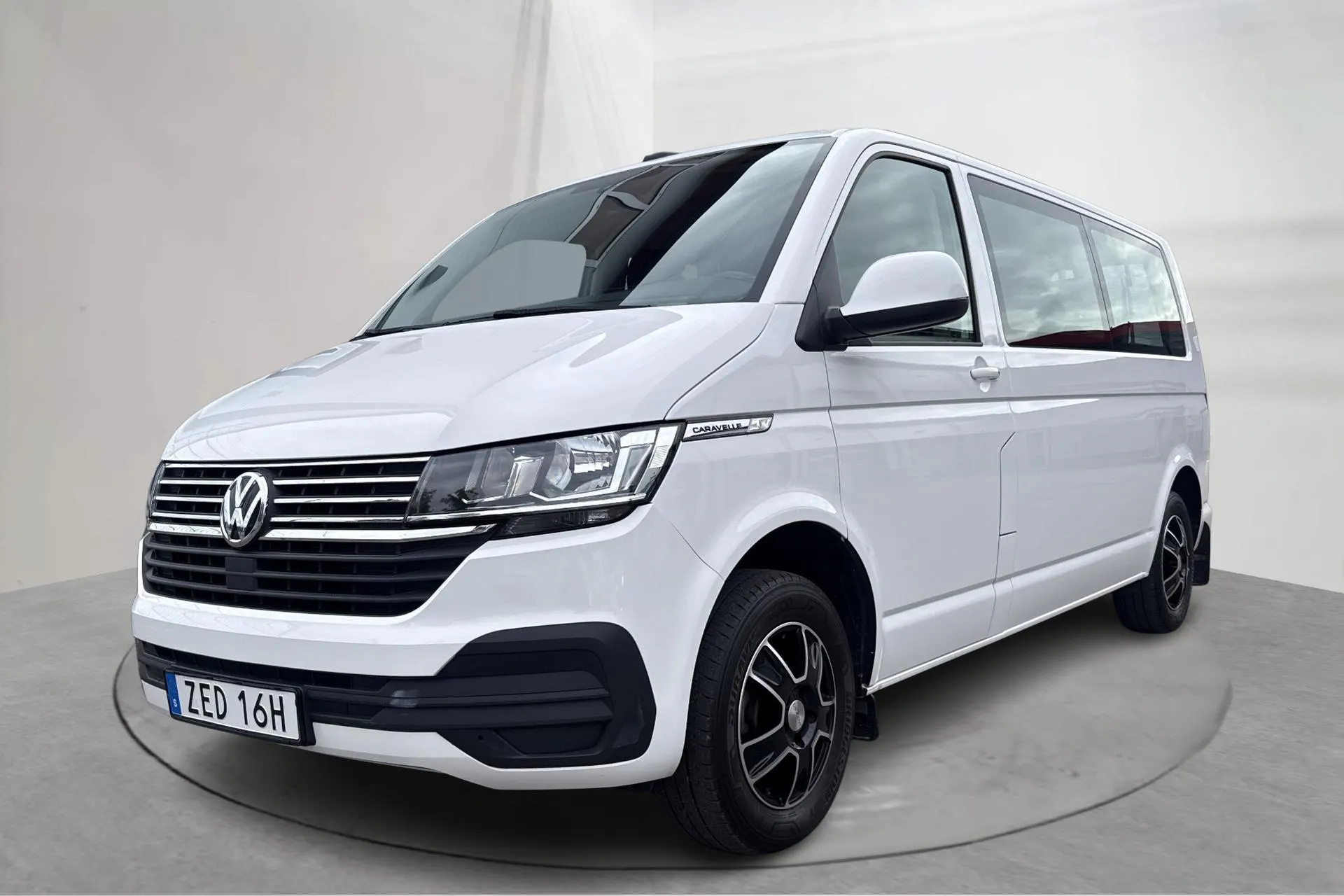 Presentationsfoto 1 av 15: VW Caravelle T6.1 TDI (150hk) - 10 256 mil - Manuell - vit - 2023