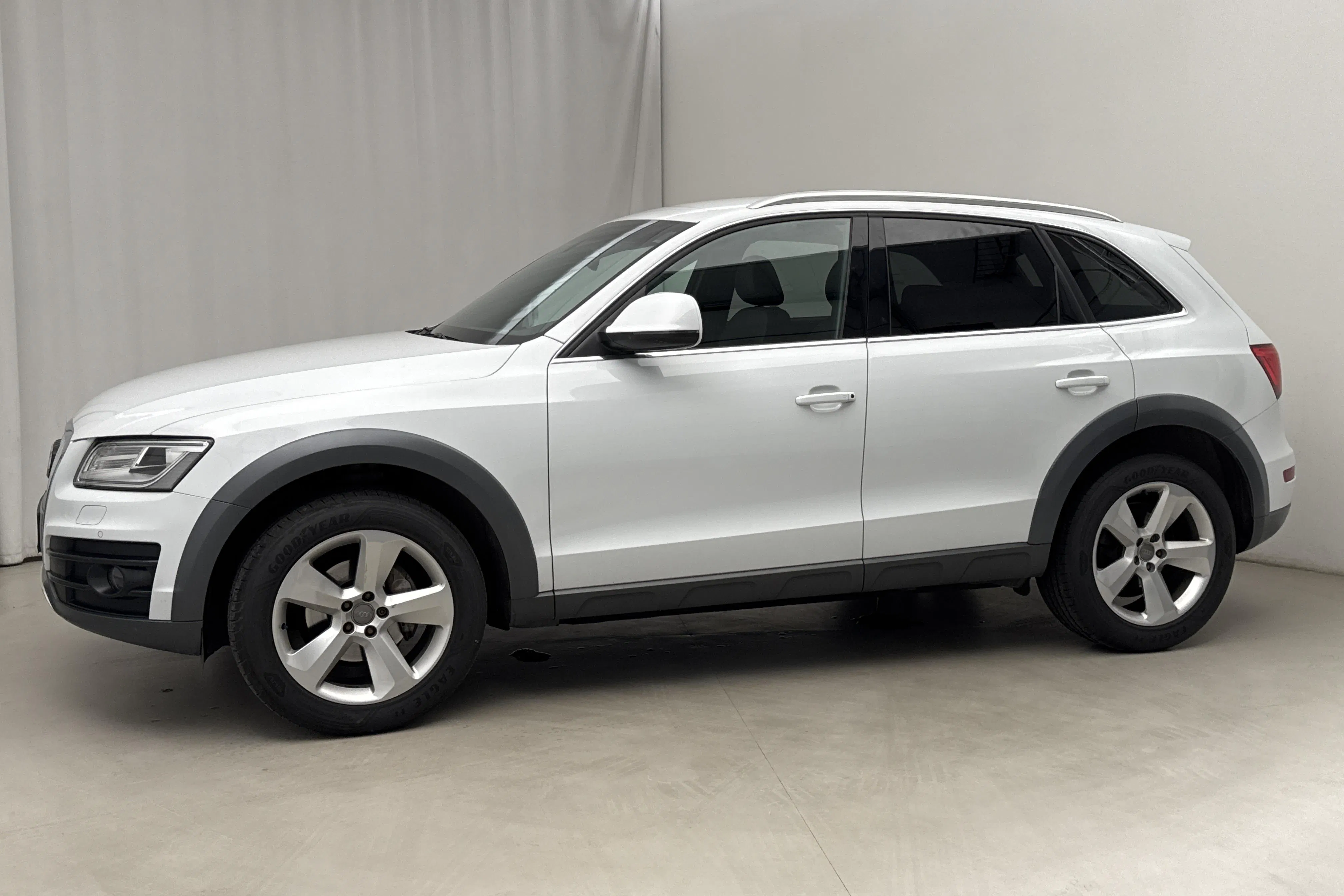 Presentationsfoto 2 av 14: Audi Q5 2.0 TDI quattro (177hk) - 8 030 mil - Automat - vit - 2014