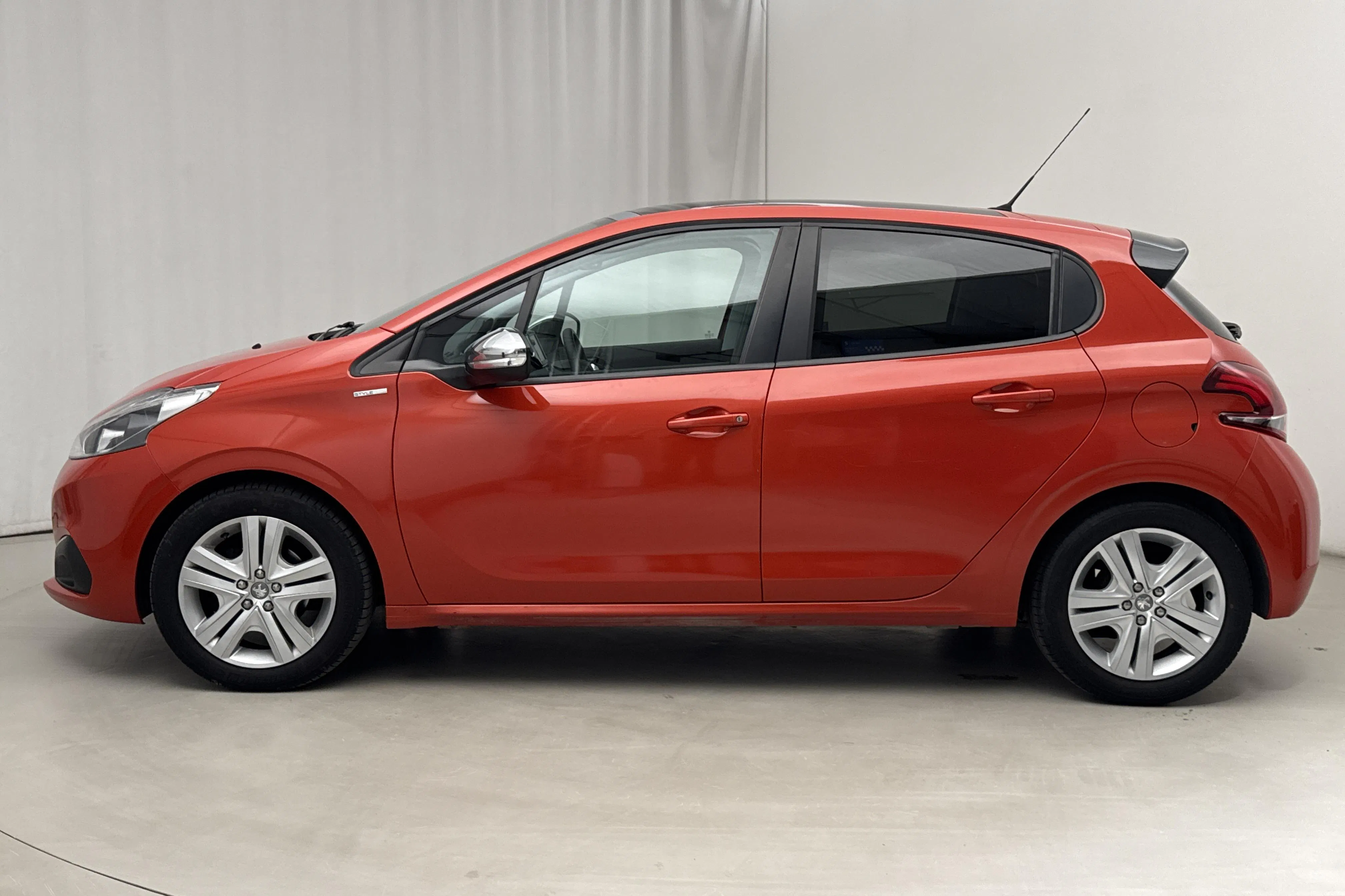 Presentation photo 2 of 16: Peugeot 208 PureTech 5dr (82hk) - 101 570 km - Manual - orange - 2018