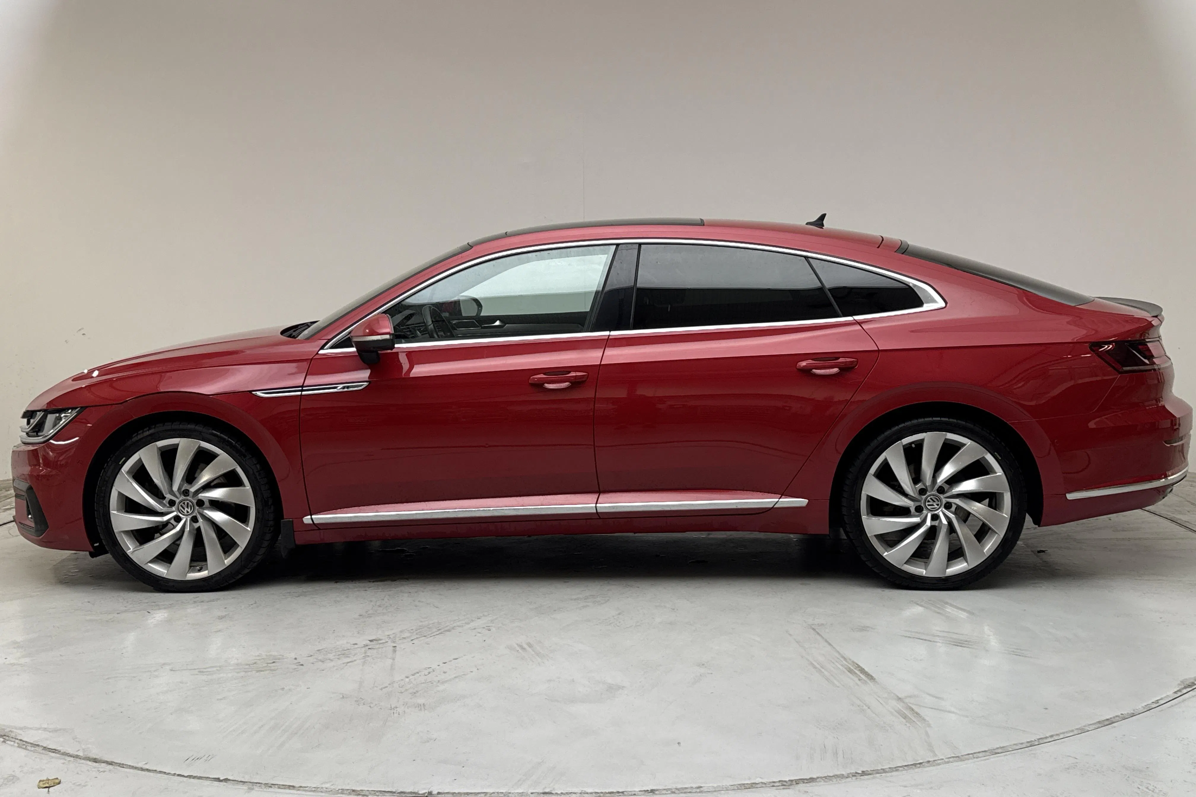 Presentationsfoto 2 av 15: VW Arteon 2.0 TSI 4MOTION (280hk) - 17 847 mil - Automat - Mörkröd - 2018