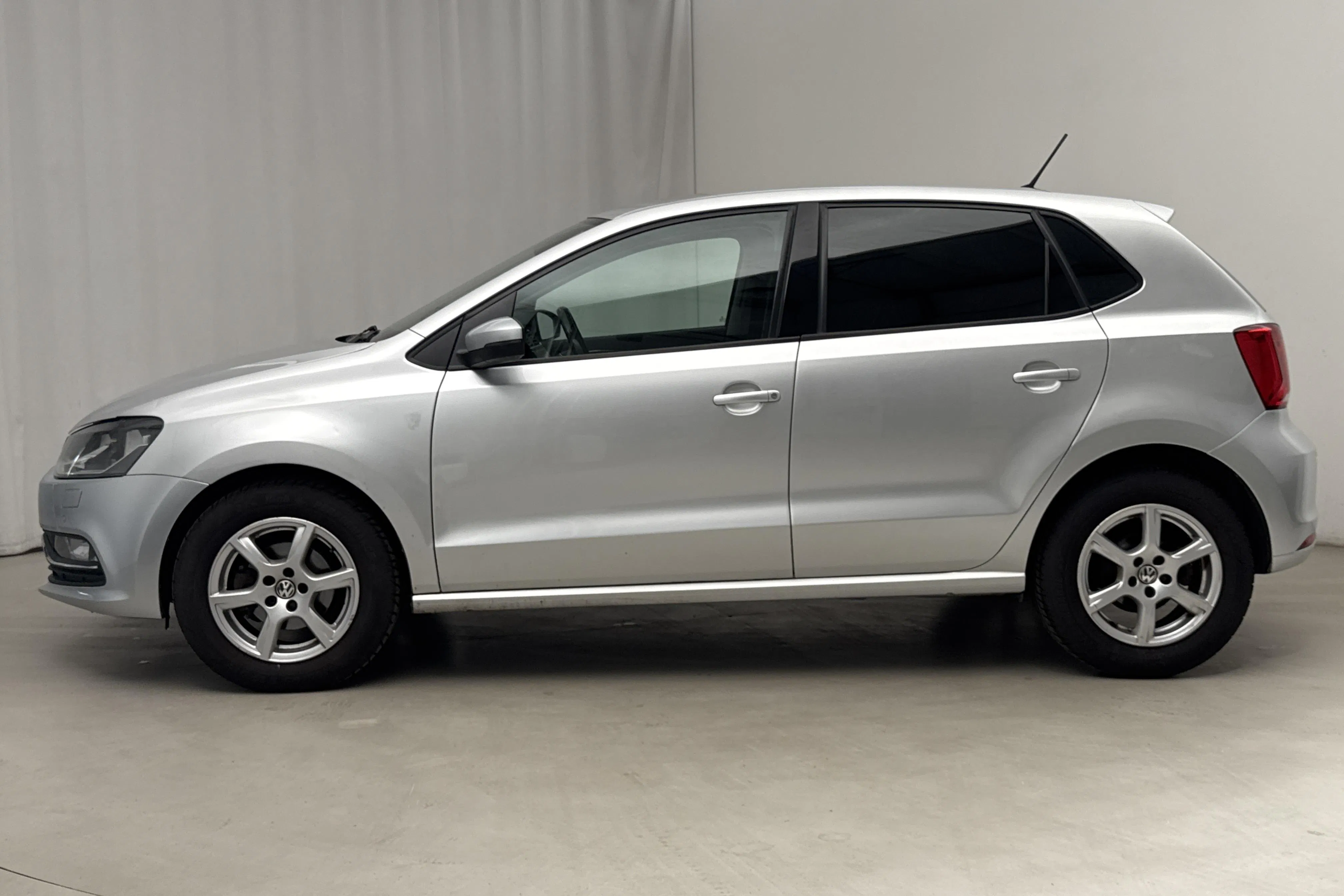 Presentation photo 2 of 14: VW Polo 1.2 TSI 5dr (90hk) - 193 940 km - Automatic - silver - 2015