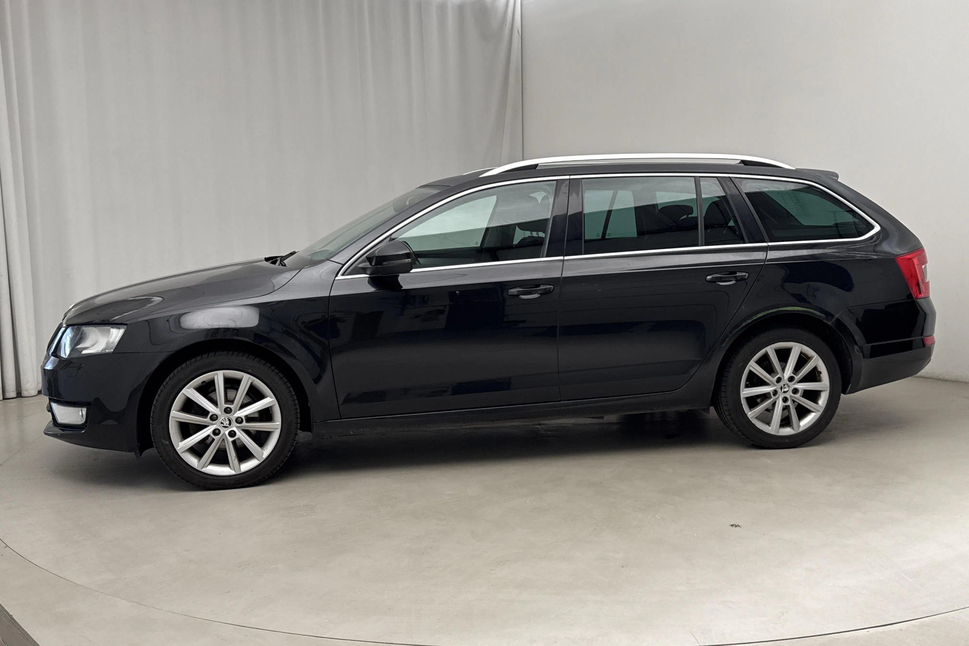 Presentationsfoto 2 av 15: Skoda Octavia III 1.4 TSI Combi (140hk) - 24 025 mil - Manuell - svart - 2014