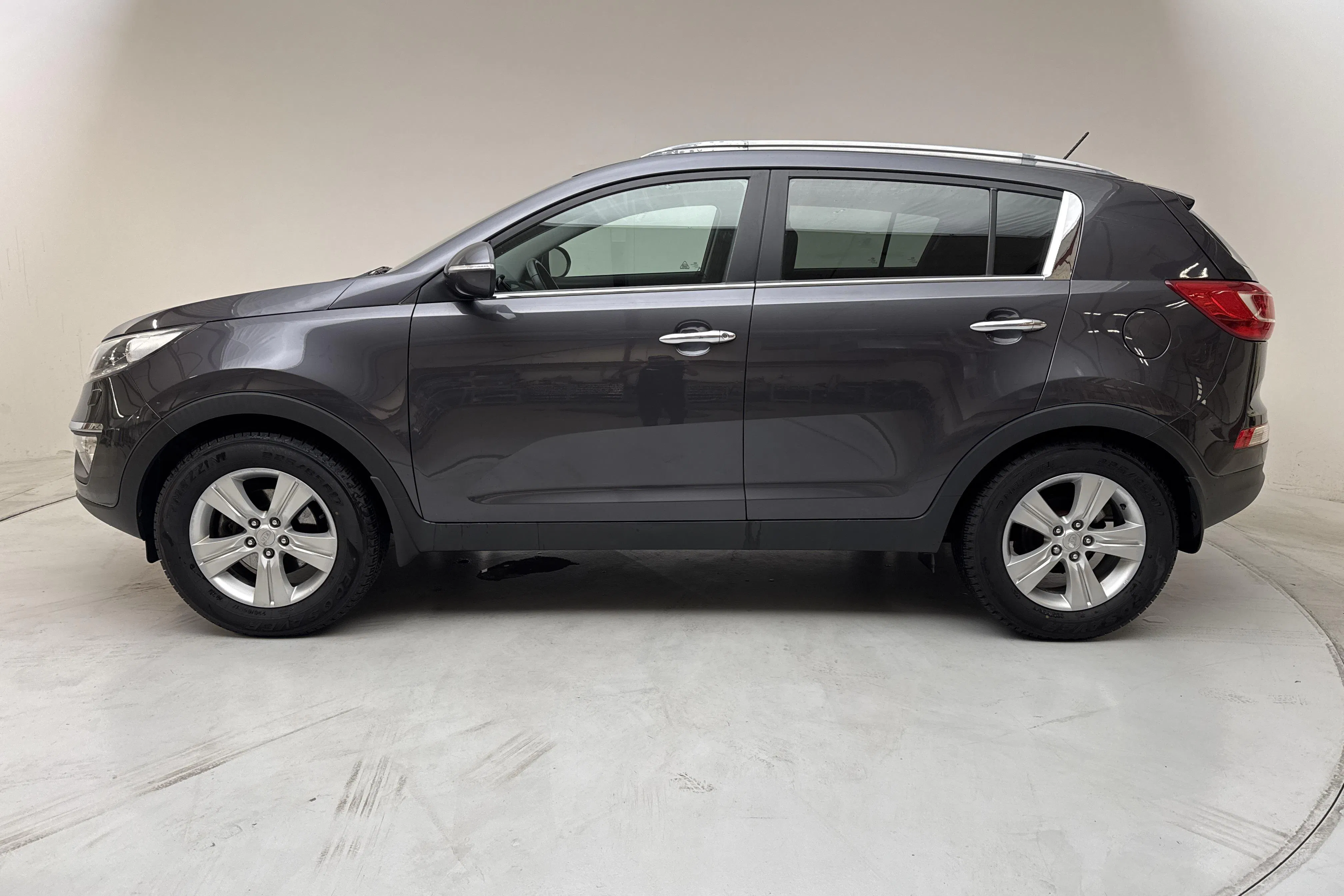 Presentationsfoto 2 av 12: KIA Sportage 1.6 2WD (136hk) - 24 758 mil - Manuell - Mörkgrå - 2011