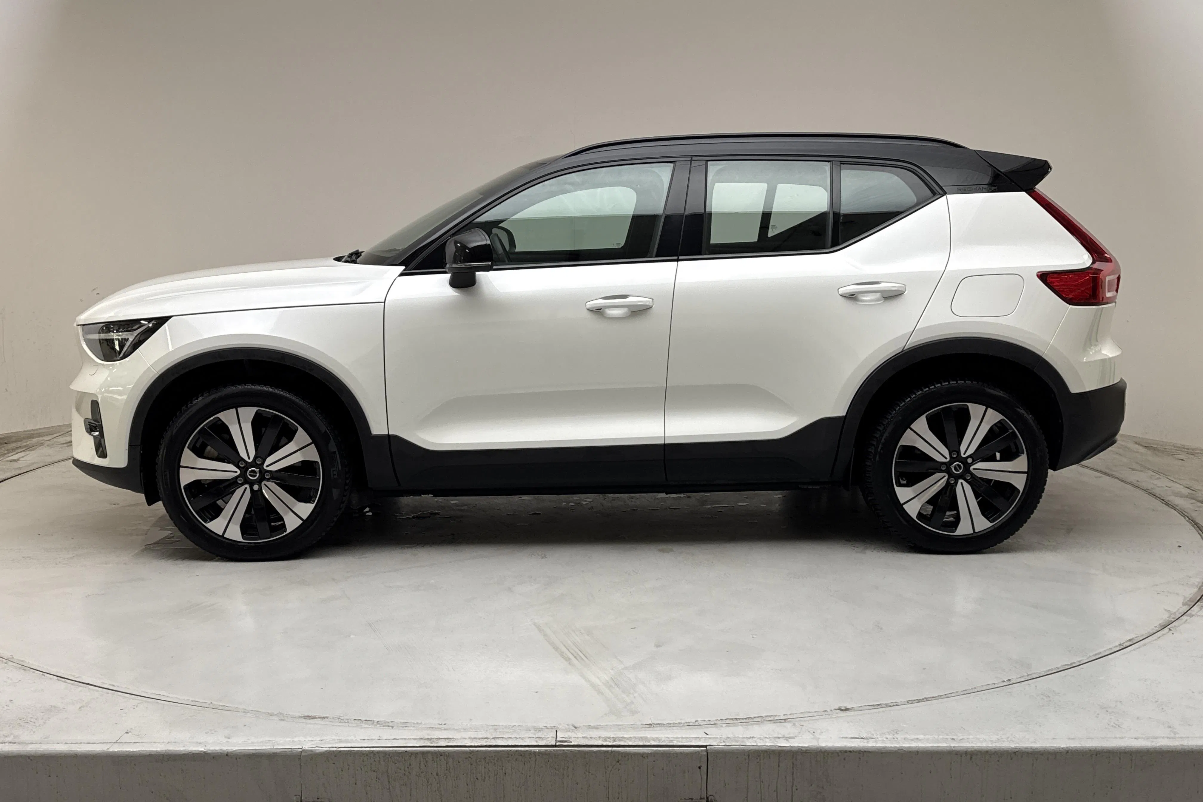 Presentationsfoto 2 av 19: Volvo XC40 P6 Recharge (231hk) - 11 284 mil - Automat - vit - 2023
