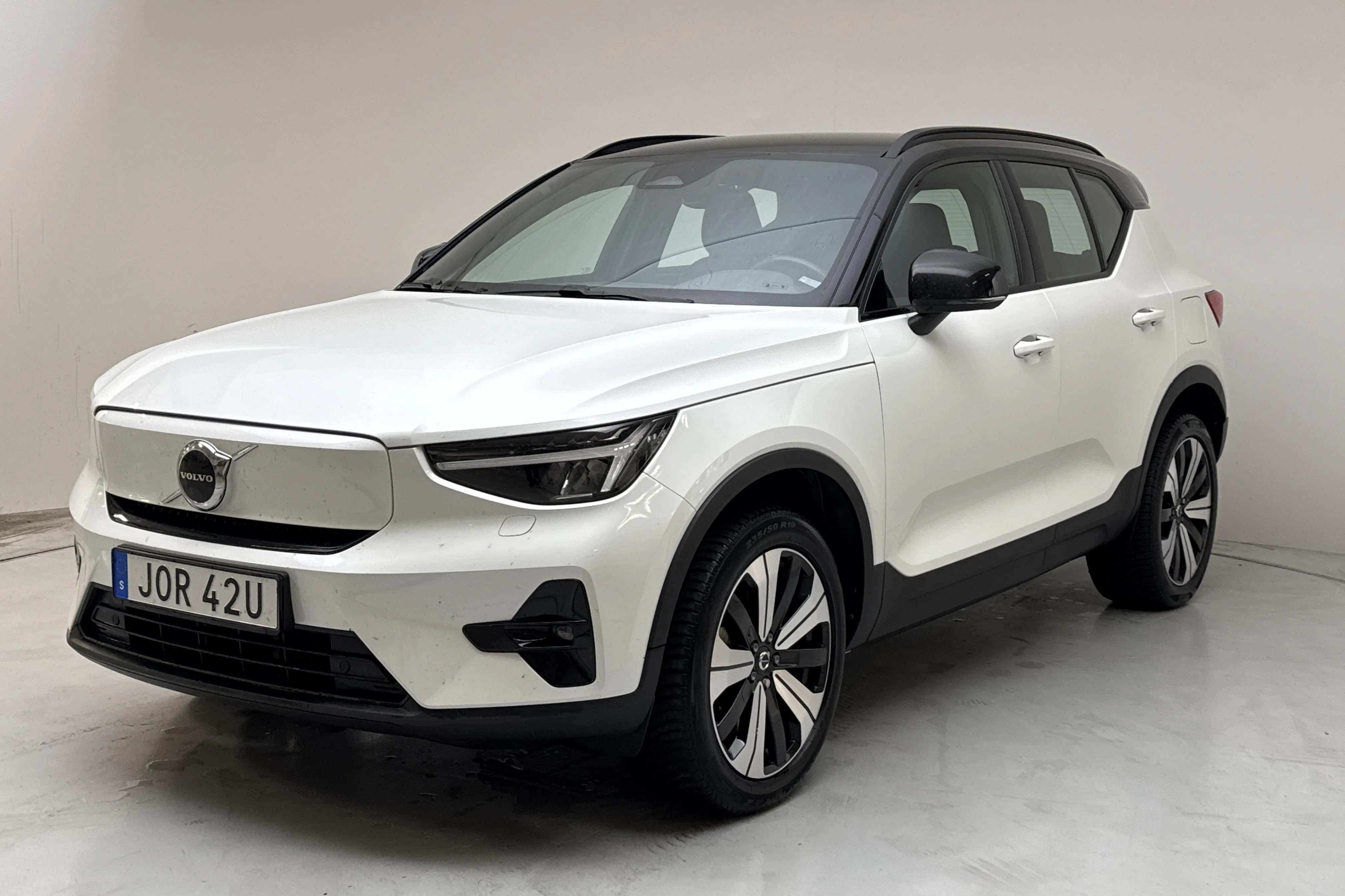 Presentationsfoto 1 av 19: Volvo XC40 P6 Recharge (231hk) - 11 284 mil - Automat - vit - 2023