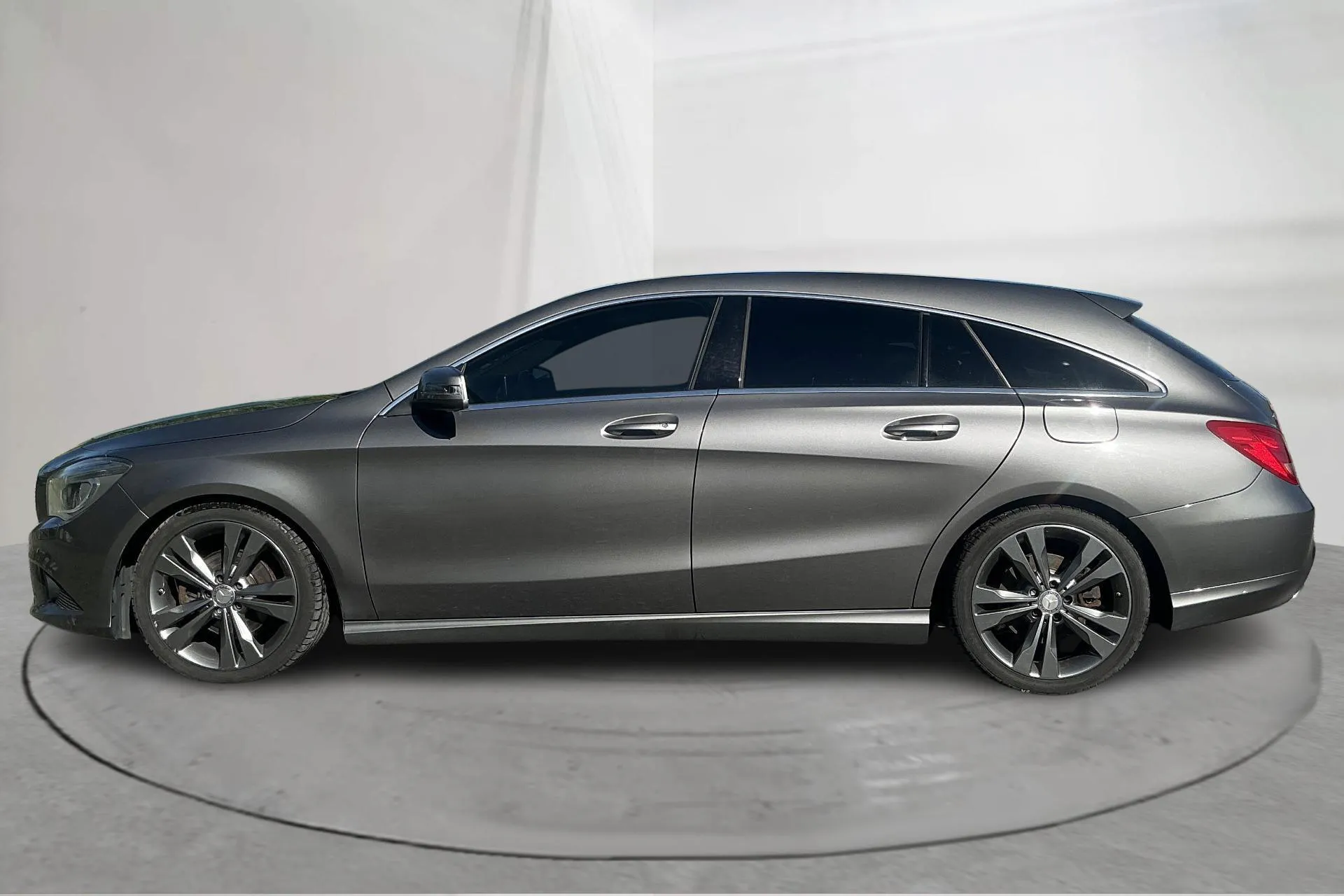 Presentationsfoto 2 av 18: Mercedes CLA 200 d Shooting Brake (136hk) - 25 806 mil - Automat - Mörkgrå - 2016